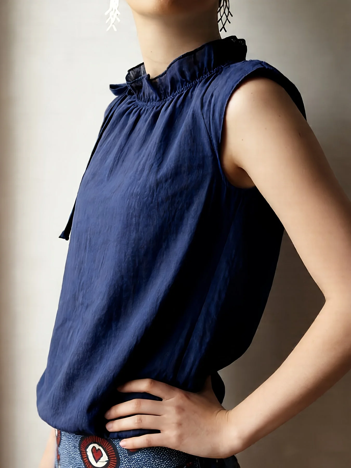 Damen ärmellose Bluse mit Rüschenkragen und Schleifendetail – Modische Büro- und Freizeitbluse