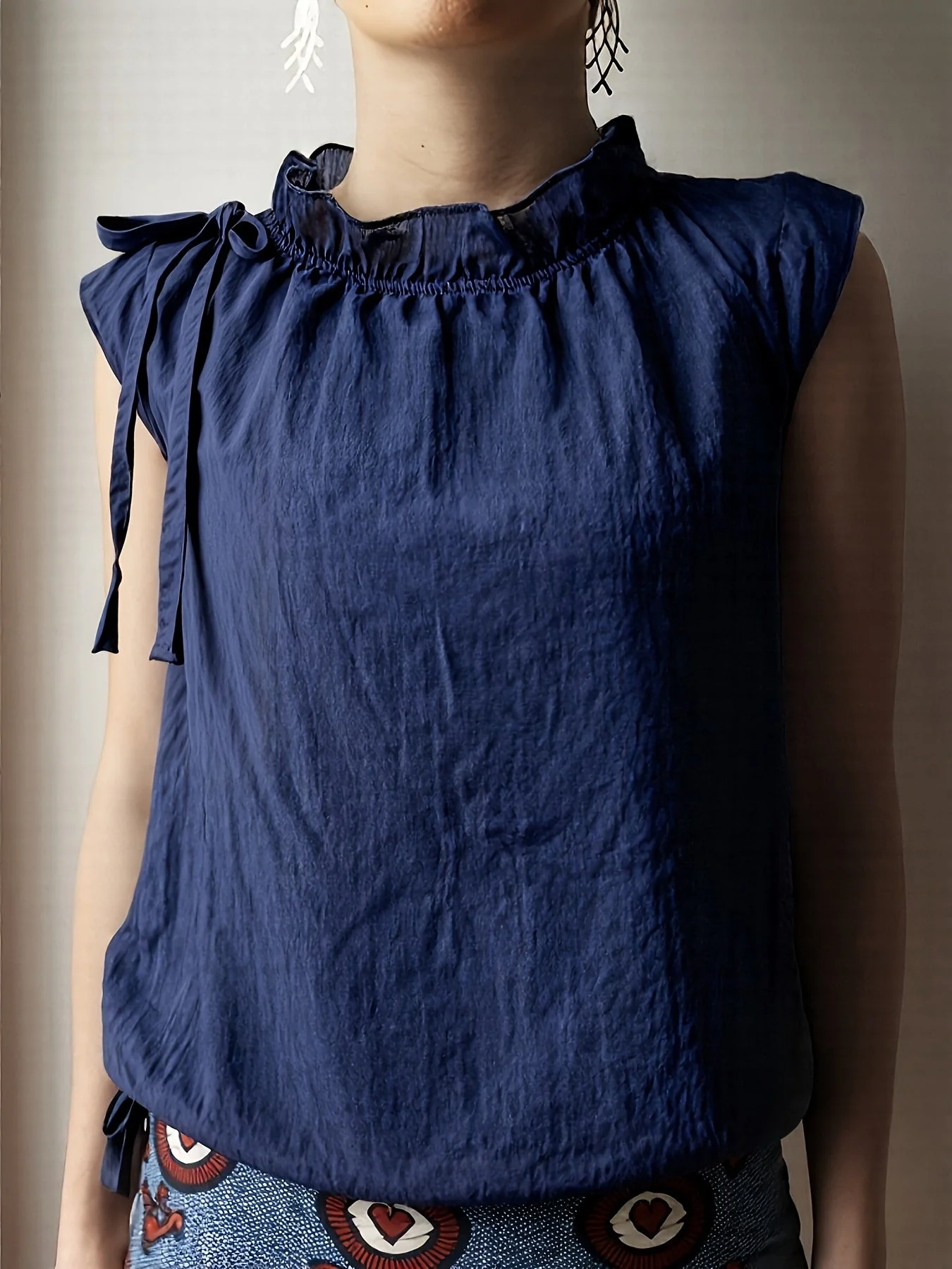 Damen ärmellose Bluse mit Rüschenkragen und Schleifendetail – Modische Büro- und Freizeitbluse - Image 2