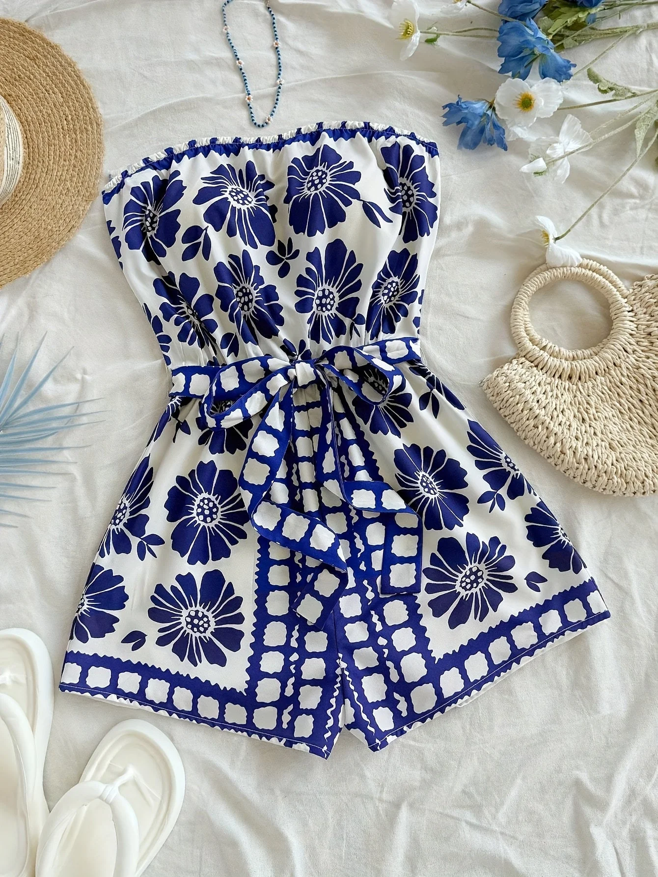 Damen Bandeau-Jumpsuit mit Blumenmuster und Taillengürtel – Sommerlicher Einteiler für Urlaub und Freizeit