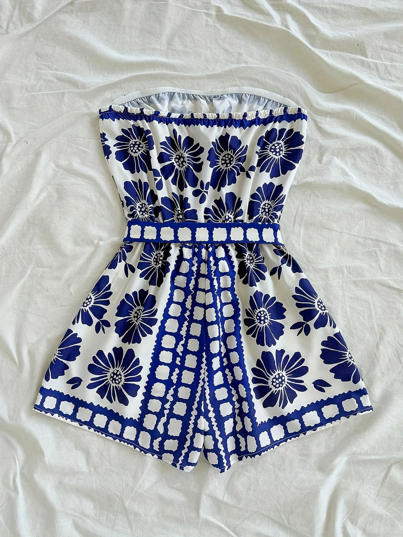 Damen Bandeau-Jumpsuit mit Blumenmuster und Taillengürtel – Sommerlicher Einteiler für Urlaub und Freizeit - Image 2