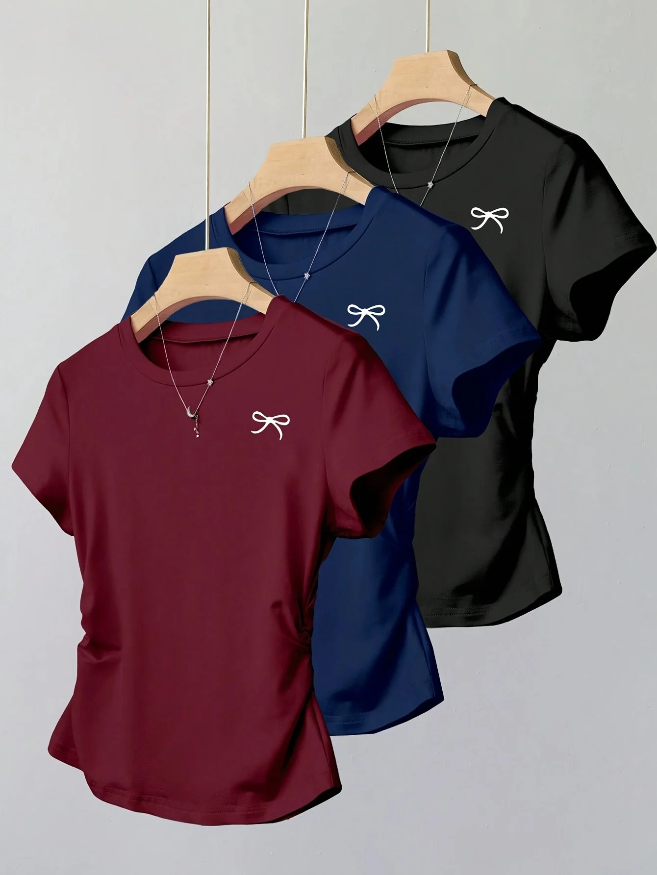 Damen Basic T-Shirt mit Schleifenstickerei und Raffung – Alltag & Freizeit - Image 2