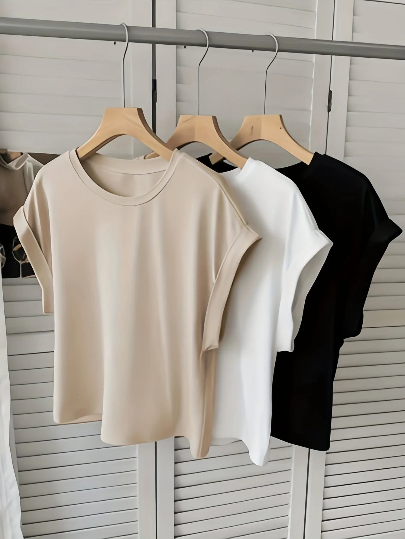 Damen Basic T-Shirt mit Umschlagärmeln – Stilvolles Everyday Essential für Freizeit und Büro - Image 2