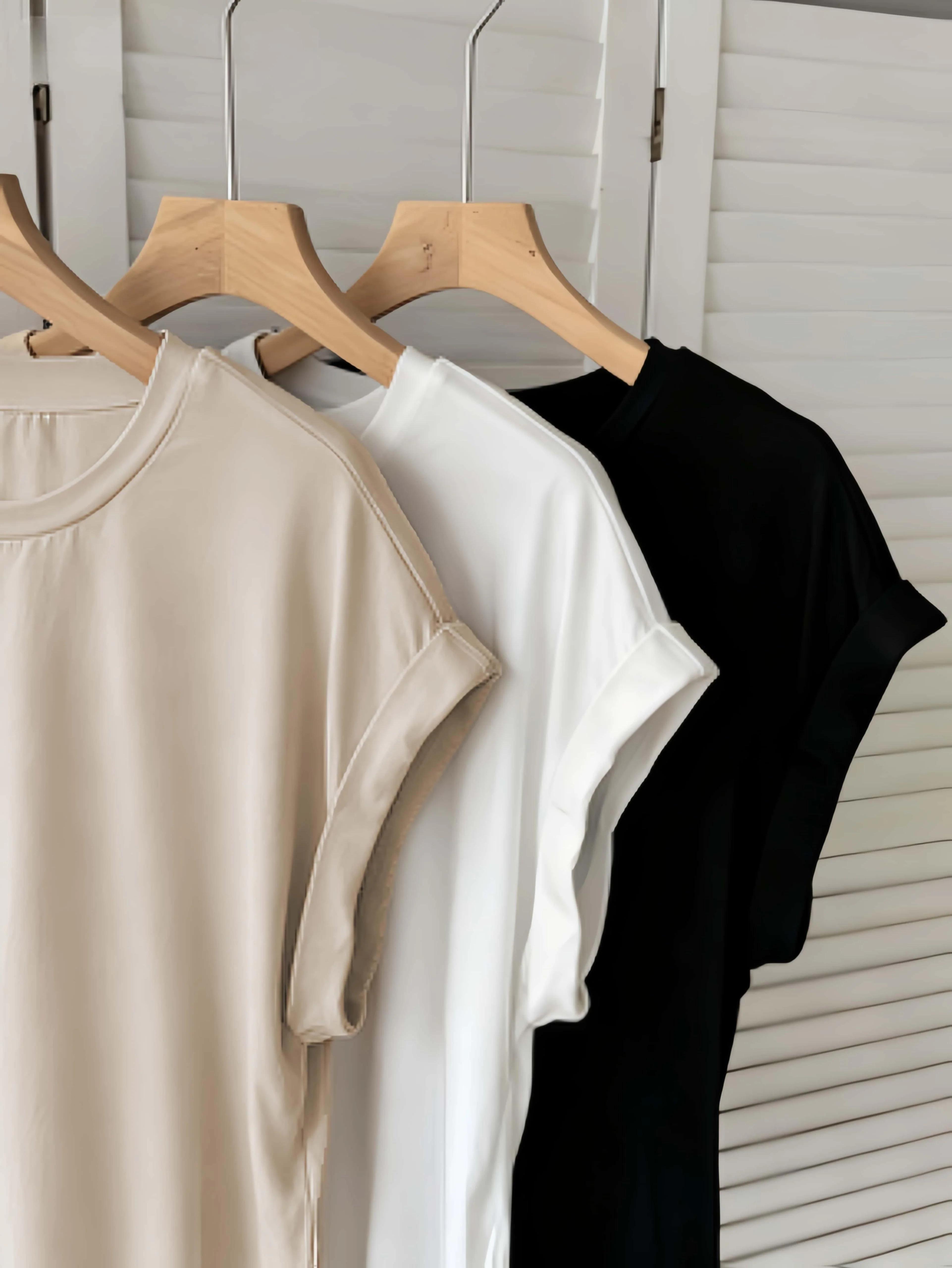 Damen Basic T-Shirt mit Umschlagärmeln – Stilvolles Everyday Essential für Freizeit und Büro - Image 4