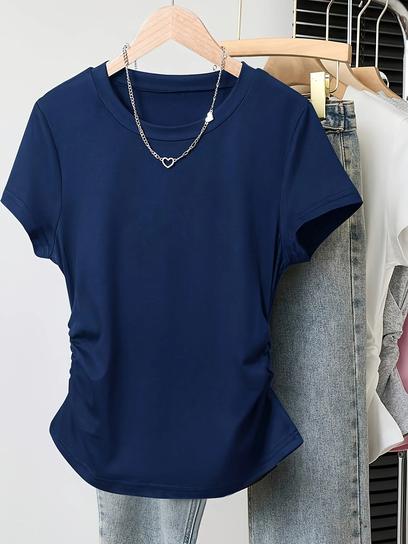 Damen Basic T-Shirt mit Rundhalsausschnitt und Raffung – Alltag & Freizeit - Image 2