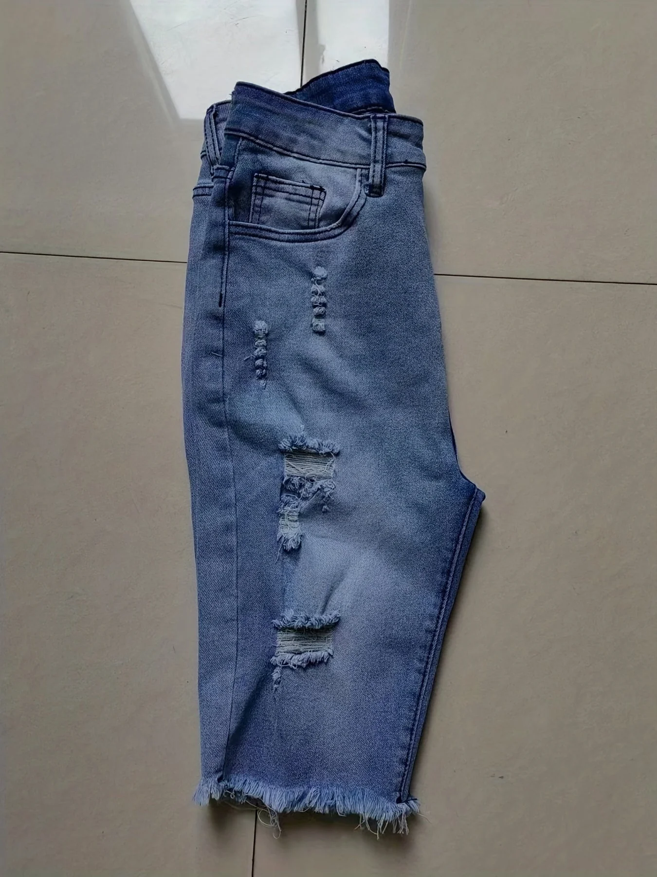 Damen Bermuda Jeans Shorts im Used-Look mit Fransen – Lässige Sommermode für Freizeit und Alltag - Image 4