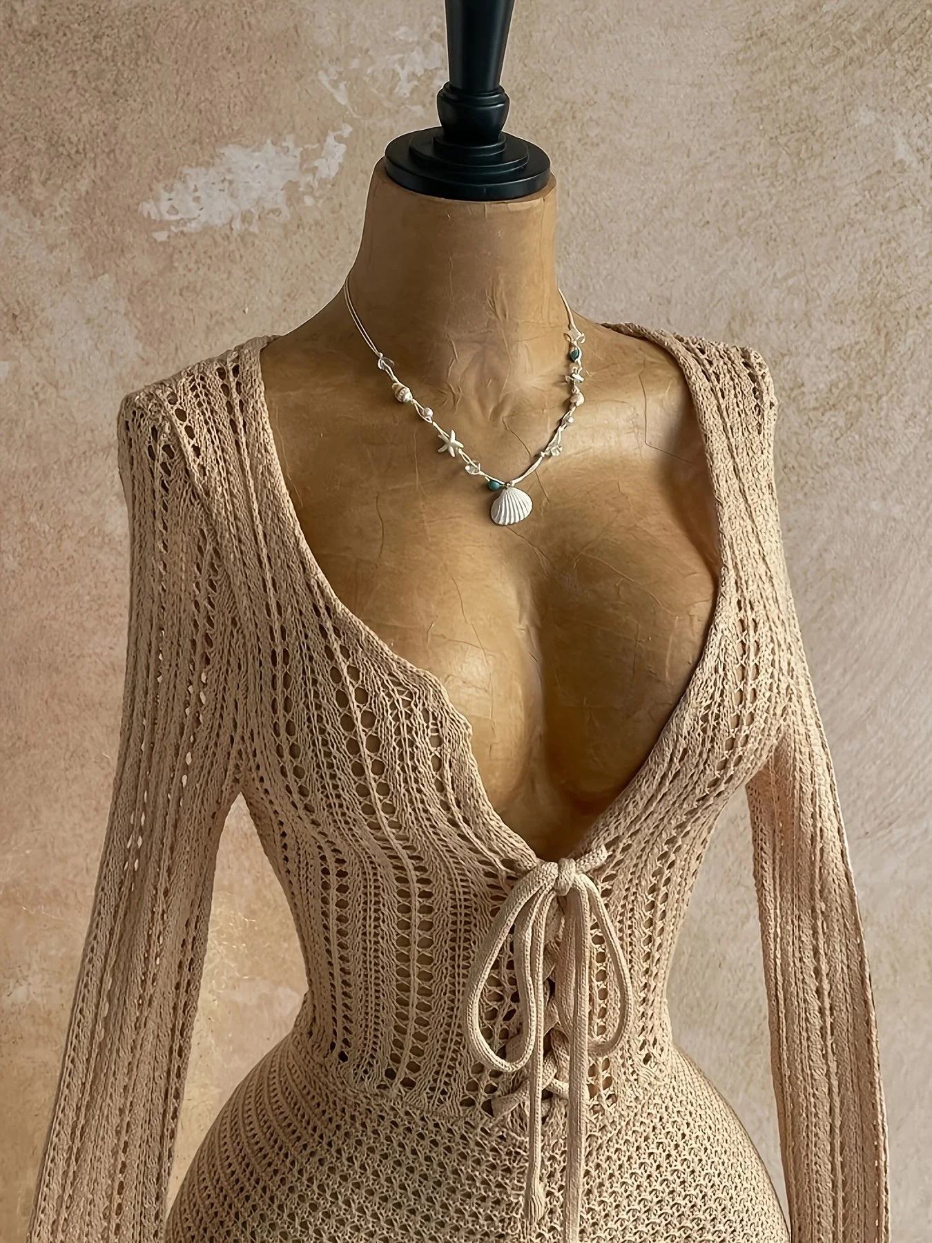 Damen Boho-Einteiler mit Häkelmuster und tiefem Ausschnitt – Perfekt für Strand, Urlaub & Sommer-Partys
