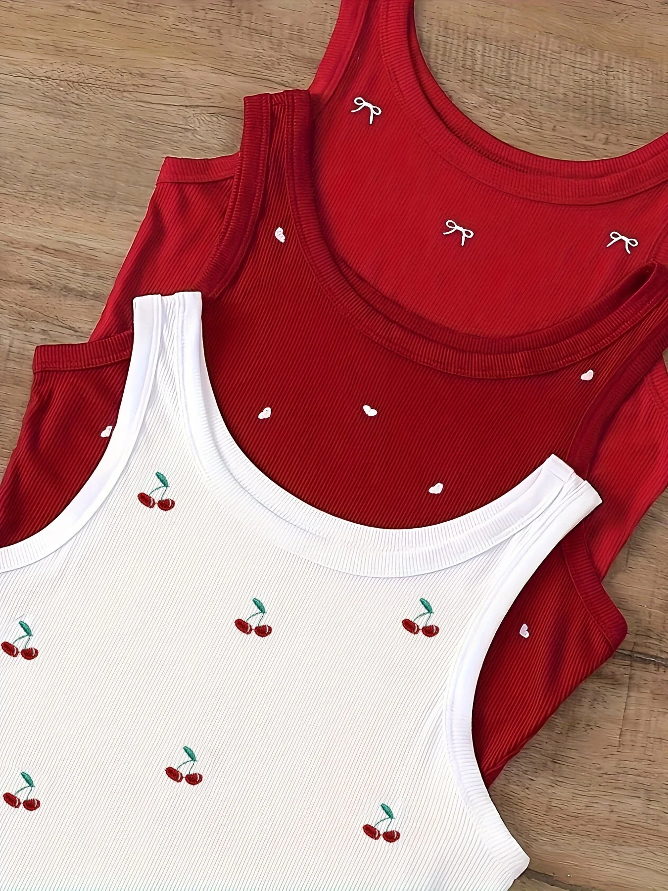Damen Crop Top mit Kirsch-Stickerei und Jeansshorts – Sommer Freizeit Outfit - Image 4