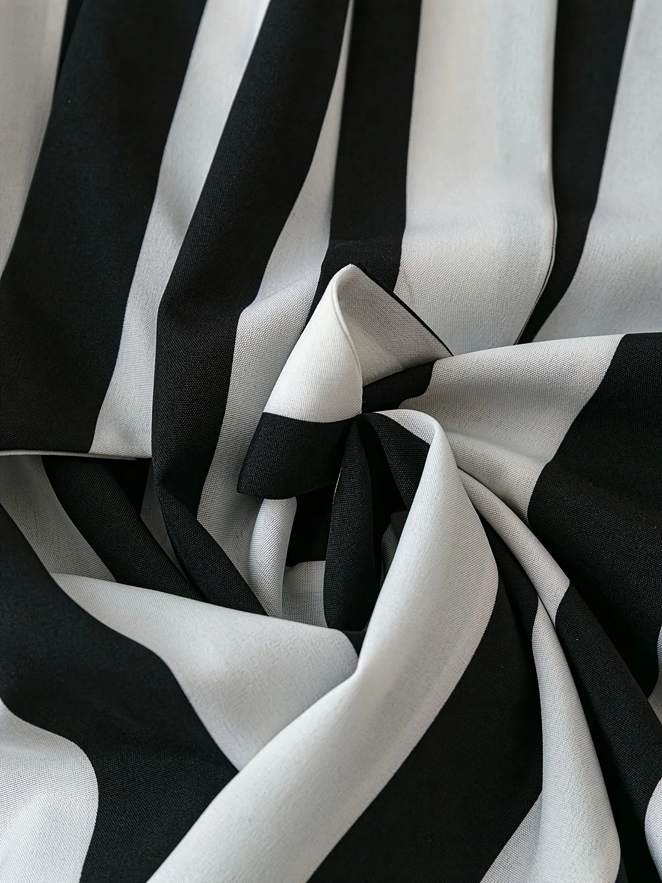 Damen Elegant Gestreifte Bluse mit Schleifenkragen und Rüschenärmeln – Modisches Oberteil für Büro & Alltag - Image 3