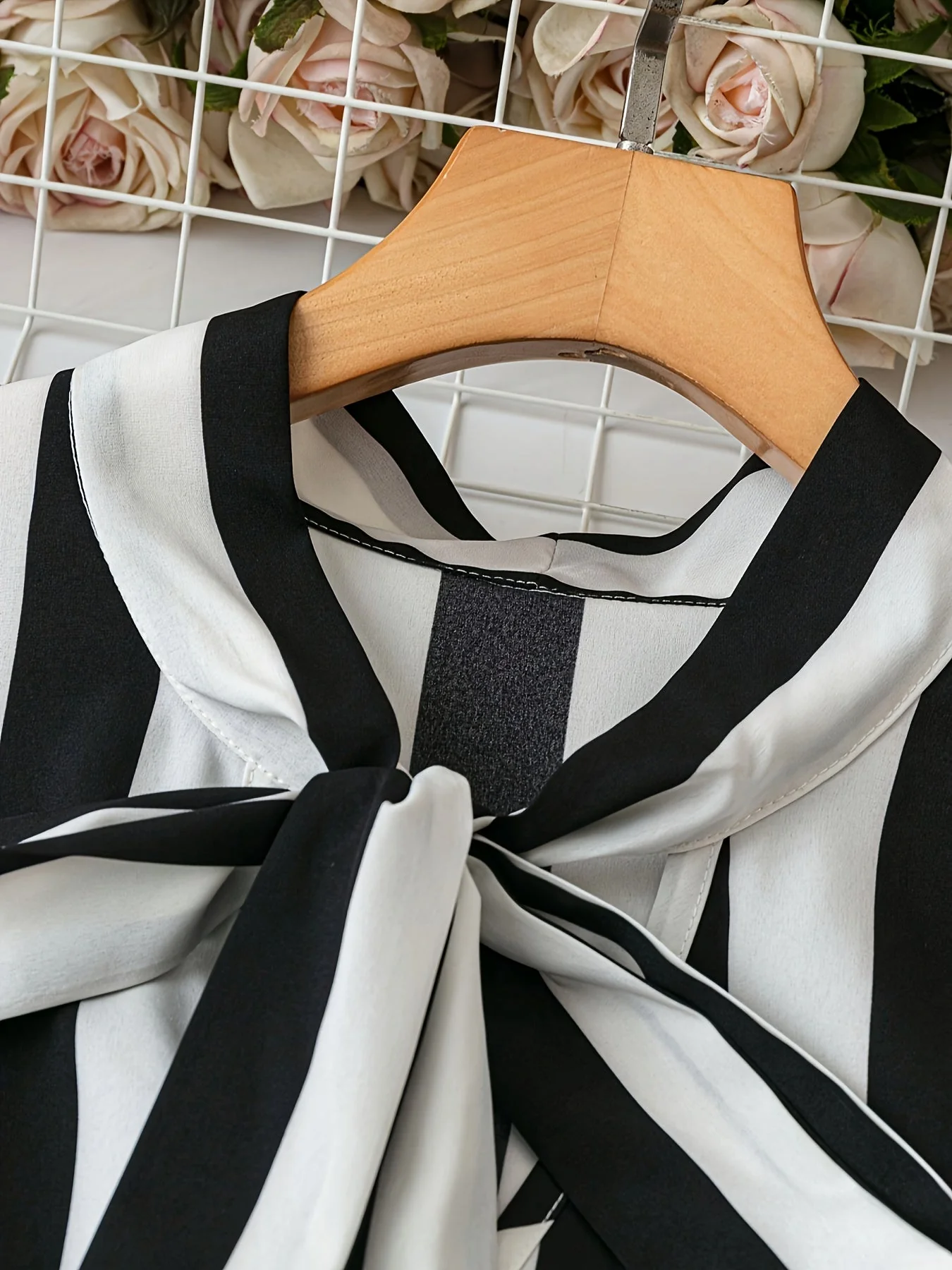 Damen Elegant Gestreifte Bluse mit Schleifenkragen und Rüschenärmeln – Modisches Oberteil für Büro & Alltag - Image 4