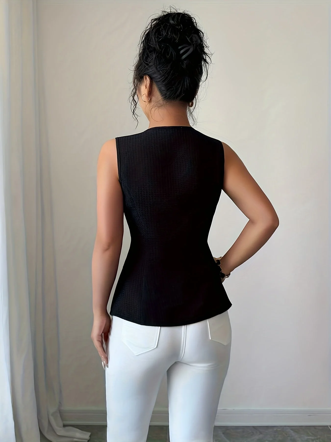 Damen Elegante Ärmellose Bluse mit Goldknöpfen – Business & Freizeit Mode - Image 2