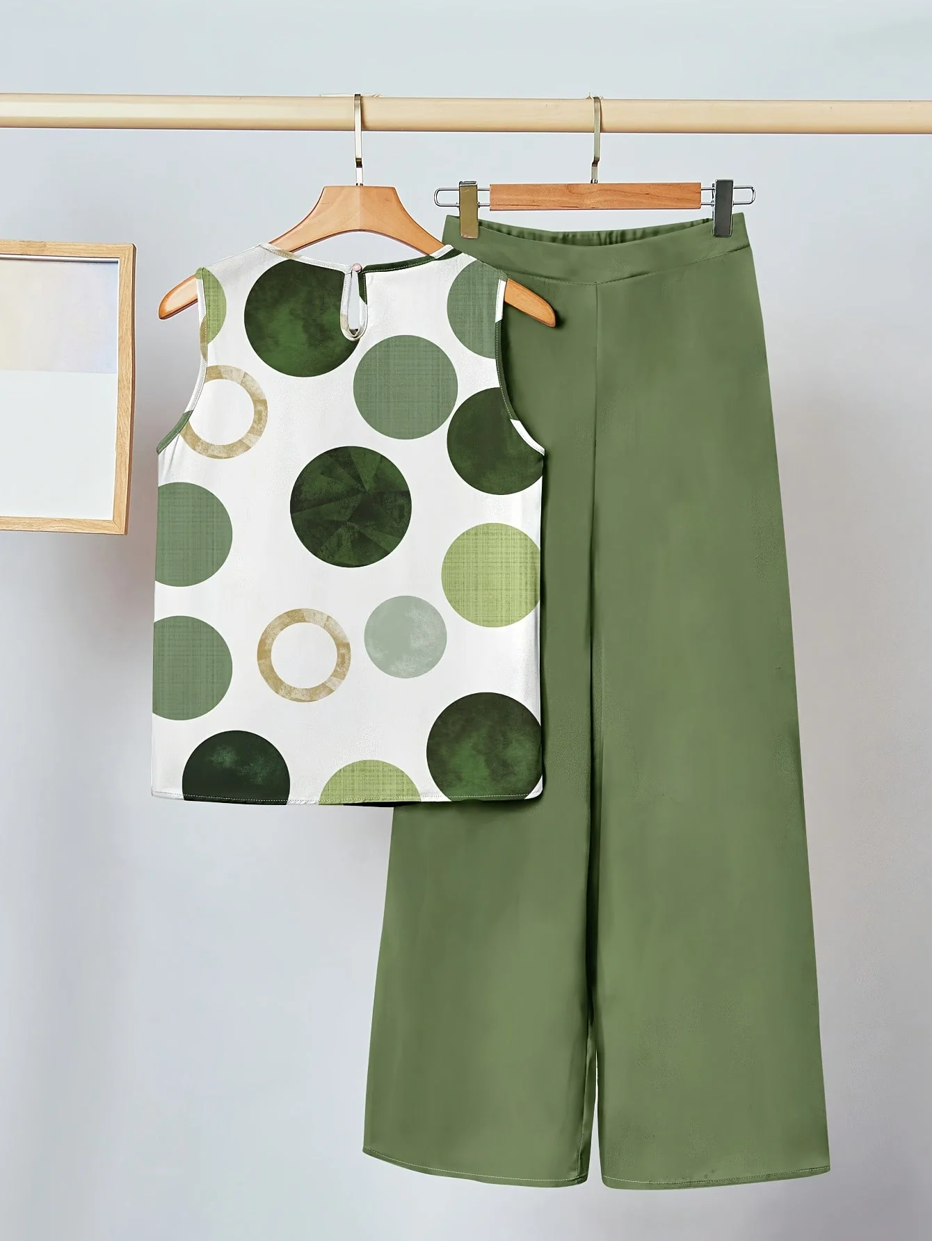 Damen Elegantes Zweiteiler Set – Ärmelloses Top und Weite Palmenprint-Hose für Sommer und Freizeit - Image 2