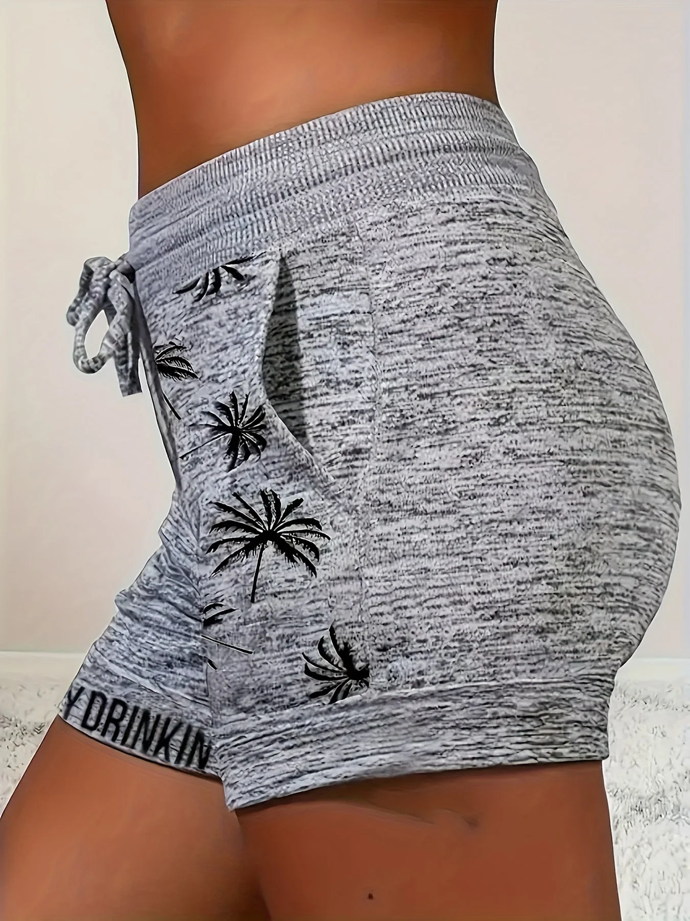 Damen Freizeit-Shorts mit Palmen-Print und "DAY DRINKIN'" Statement für Sommer & Urlaub - Image 9