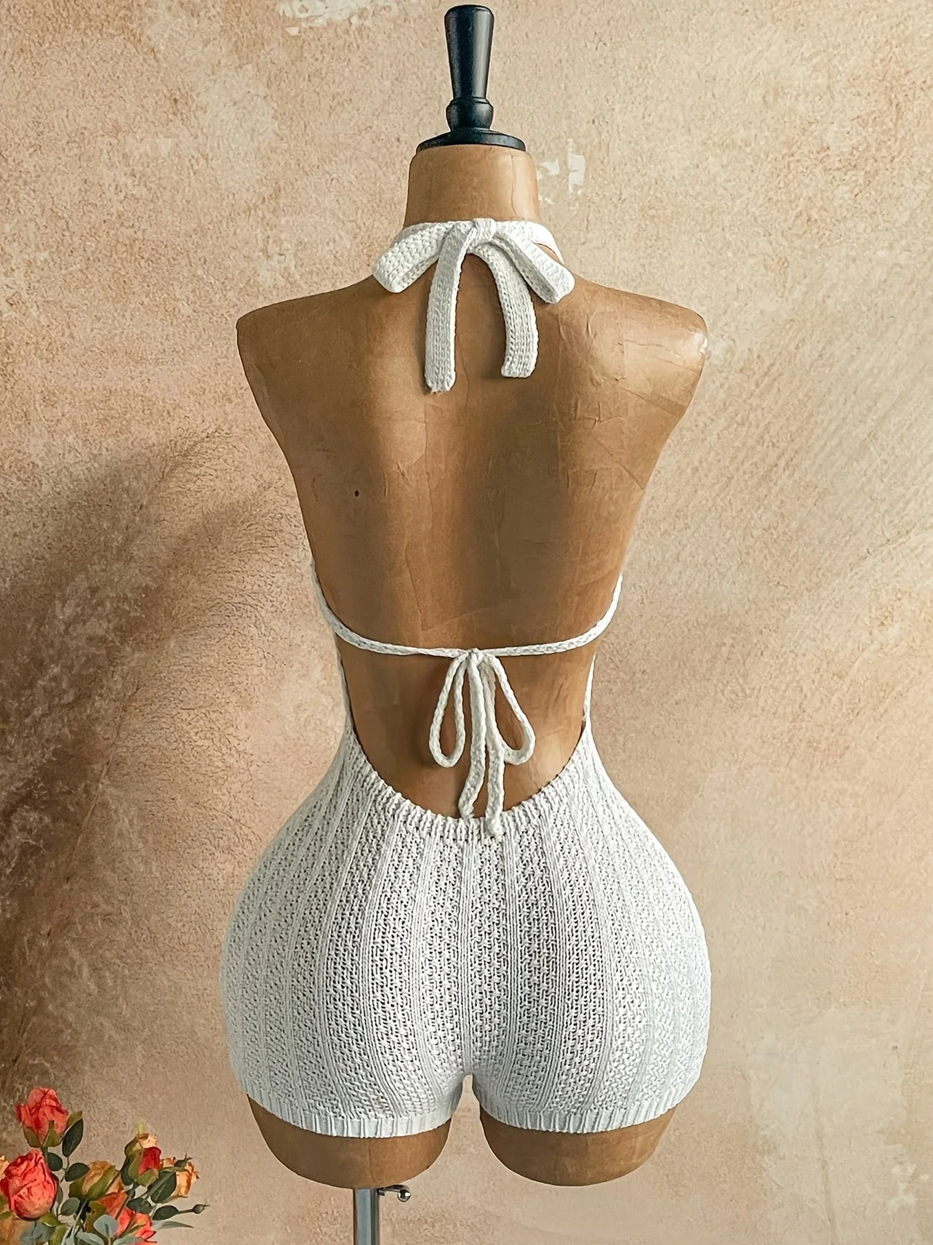 Damen Häkel-Strand-Overall mit V-Ausschnitt und Halter-Träger – Boho Sommer Jumpsuit für Urlaub & Freizeit - Image 3