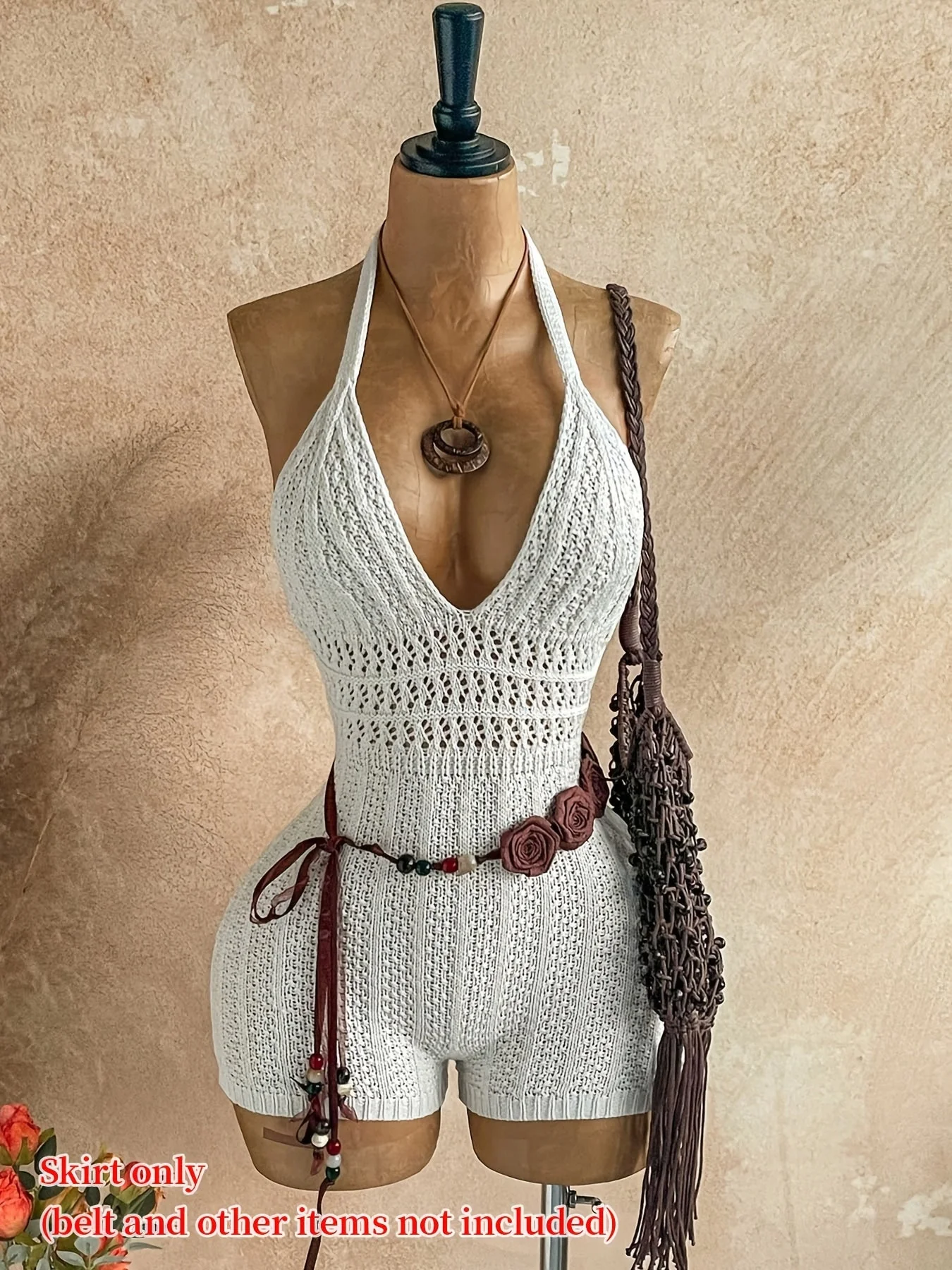 Damen Häkel-Strand-Overall mit V-Ausschnitt und Halter-Träger – Boho Sommer Jumpsuit für Urlaub & Freizeit - Image 4