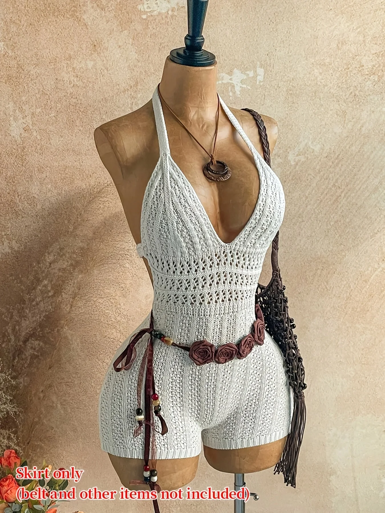 Damen Häkel-Strand-Overall mit V-Ausschnitt und Halter-Träger – Boho Sommer Jumpsuit für Urlaub & Freizeit - Image 5