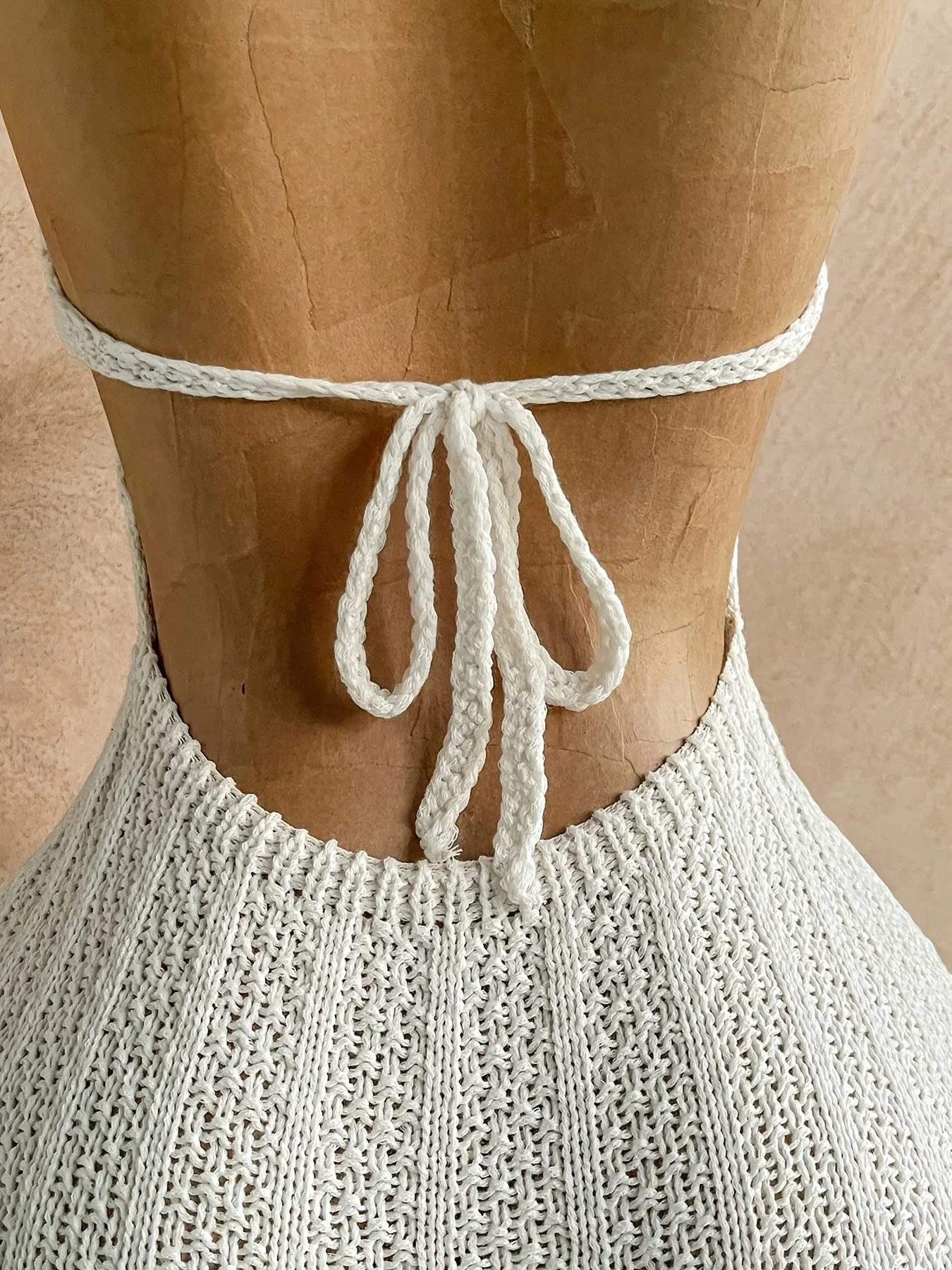 Damen Häkel-Strand-Overall mit V-Ausschnitt und Halter-Träger – Boho Sommer Jumpsuit für Urlaub & Freizeit - Image 7
