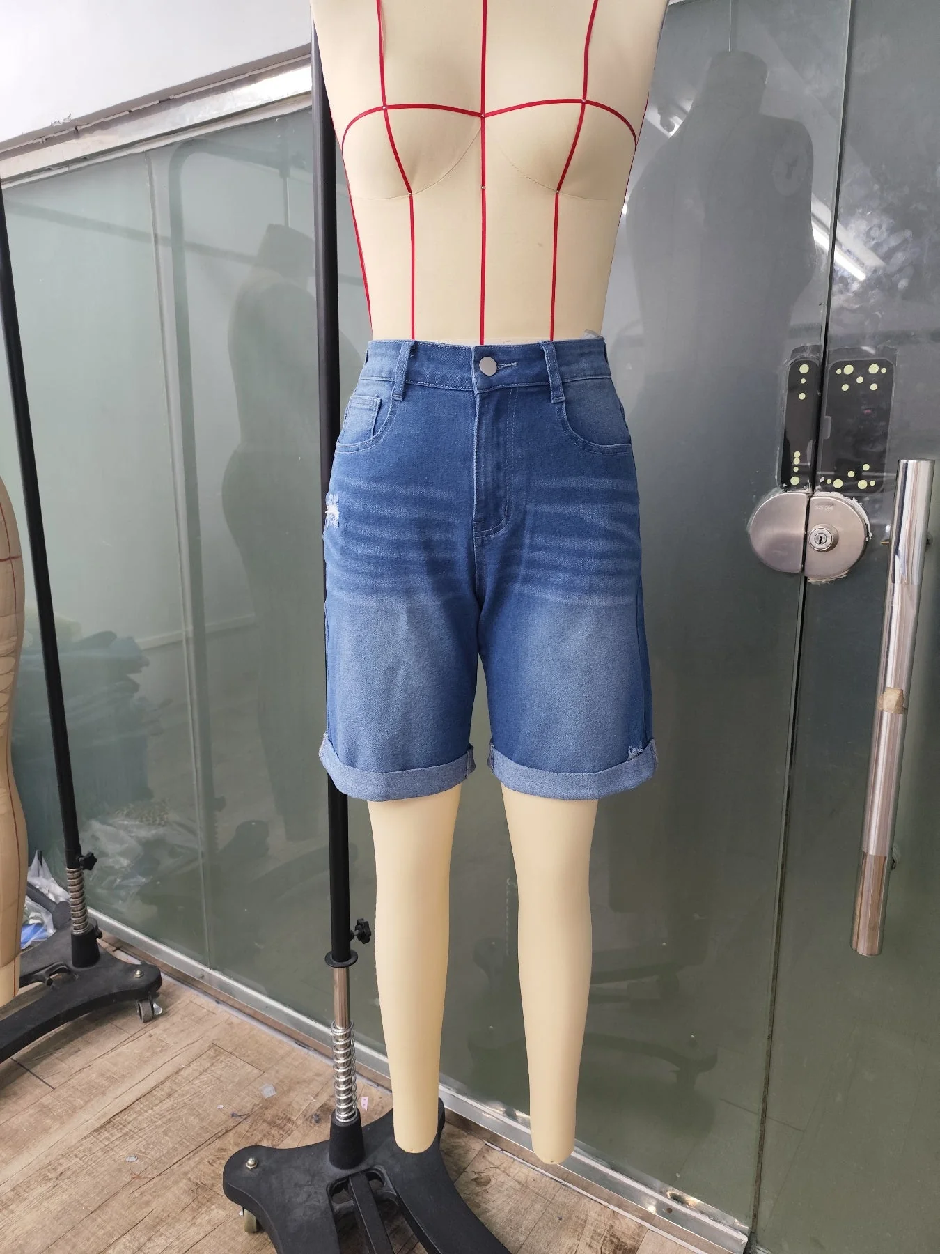 Damen High Waist Jeans Bermudashorts im Casual Look für Sommer - Image 2