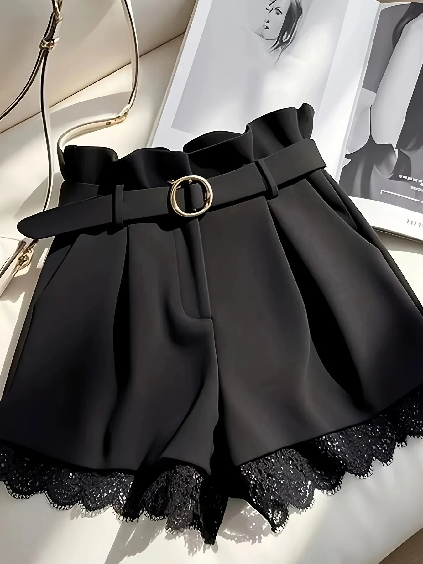 Damen High-Waist Paperbag Shorts mit Gürtel und Spitzenbesatz – Modisch für Alltag und besondere Anlässe