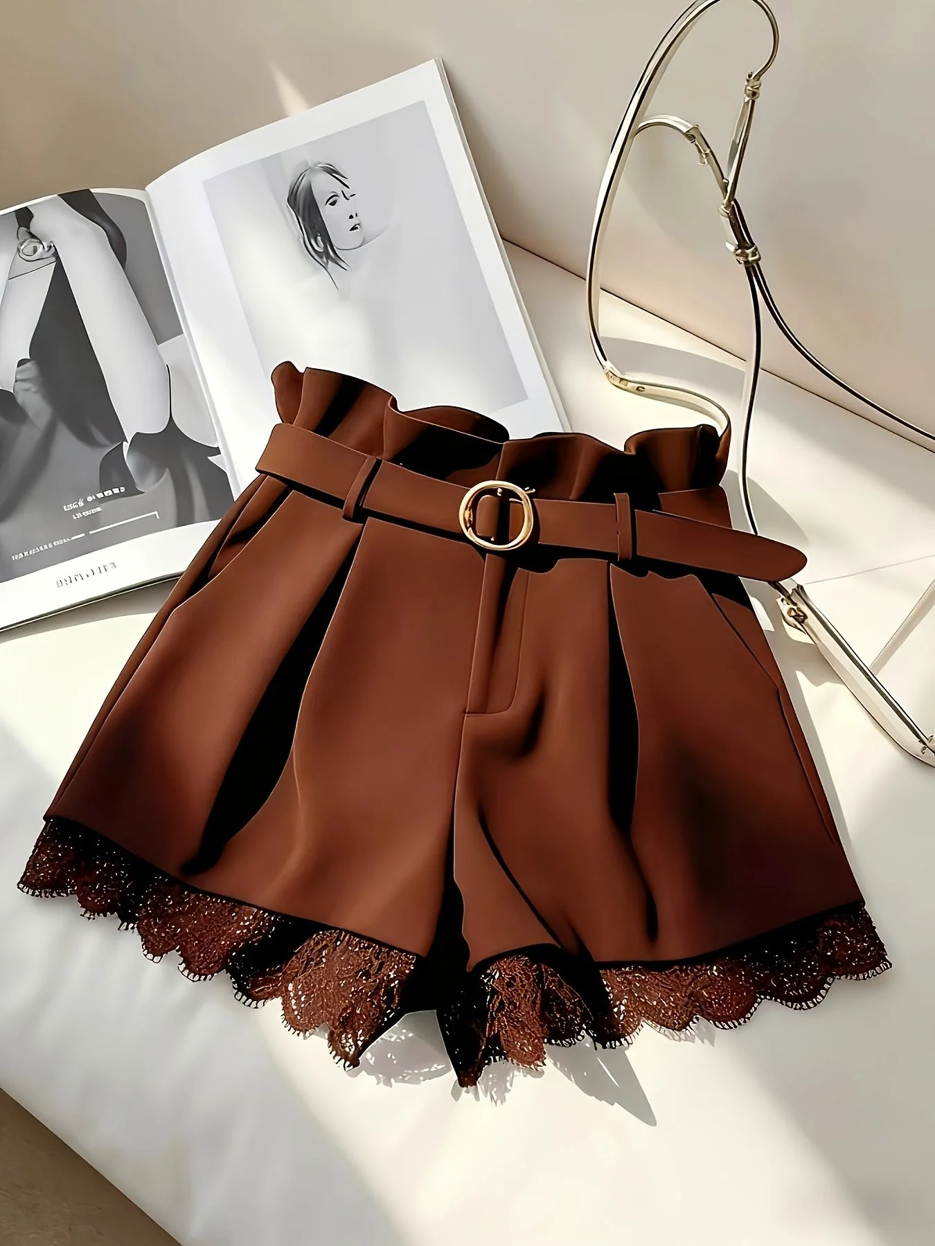 Damen High-Waist Paperbag Shorts mit Gürtel und Spitzenbesatz – Modisch für Alltag und besondere Anlässe - Image 2