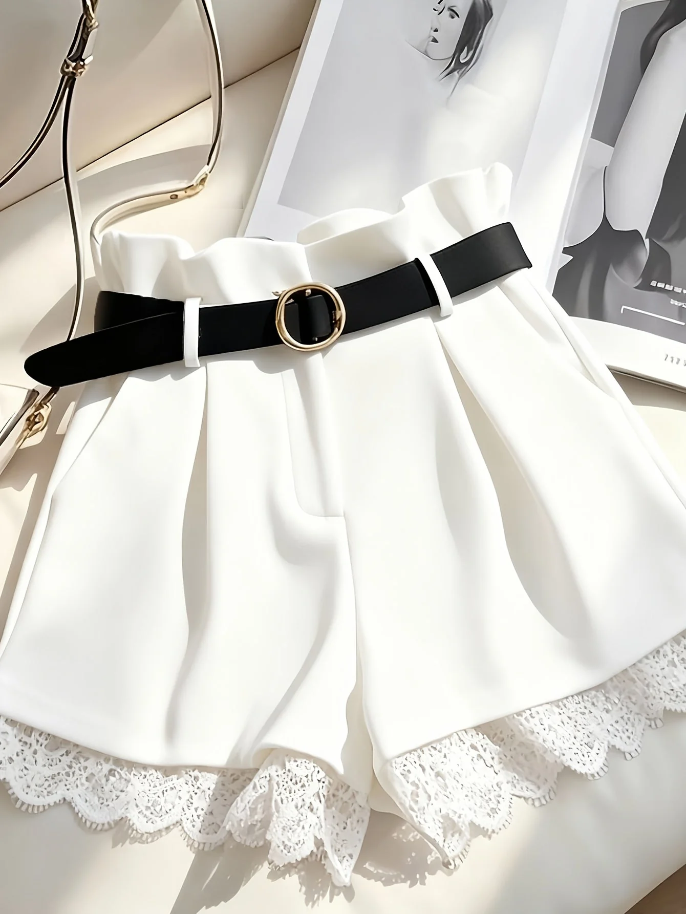 Damen High-Waist Paperbag Shorts mit Gürtel und Spitzenbesatz – Modisch für Alltag und besondere Anlässe - Image 3