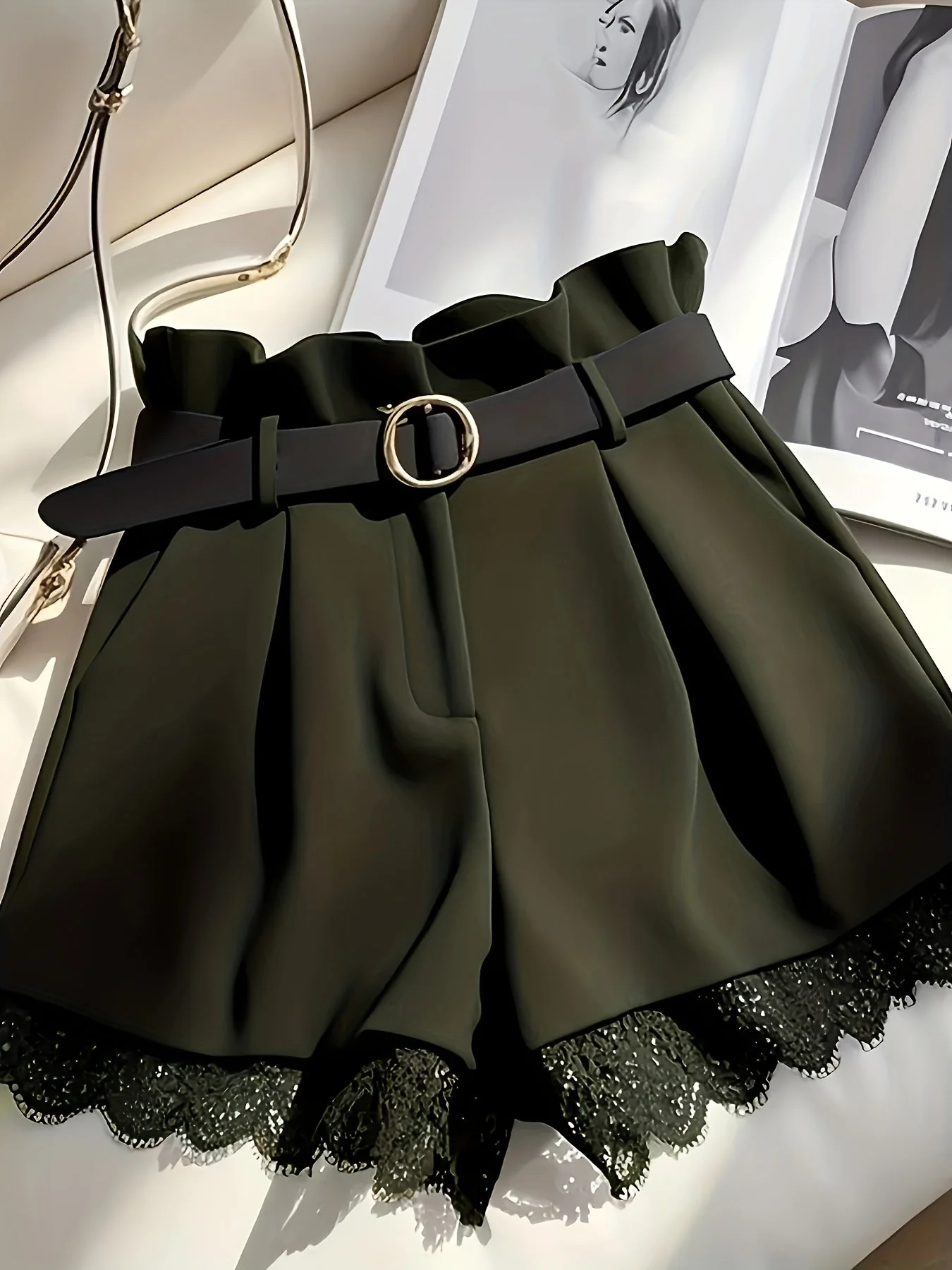 Damen High-Waist Paperbag Shorts mit Gürtel und Spitzenbesatz – Modisch für Alltag und besondere Anlässe - Image 5