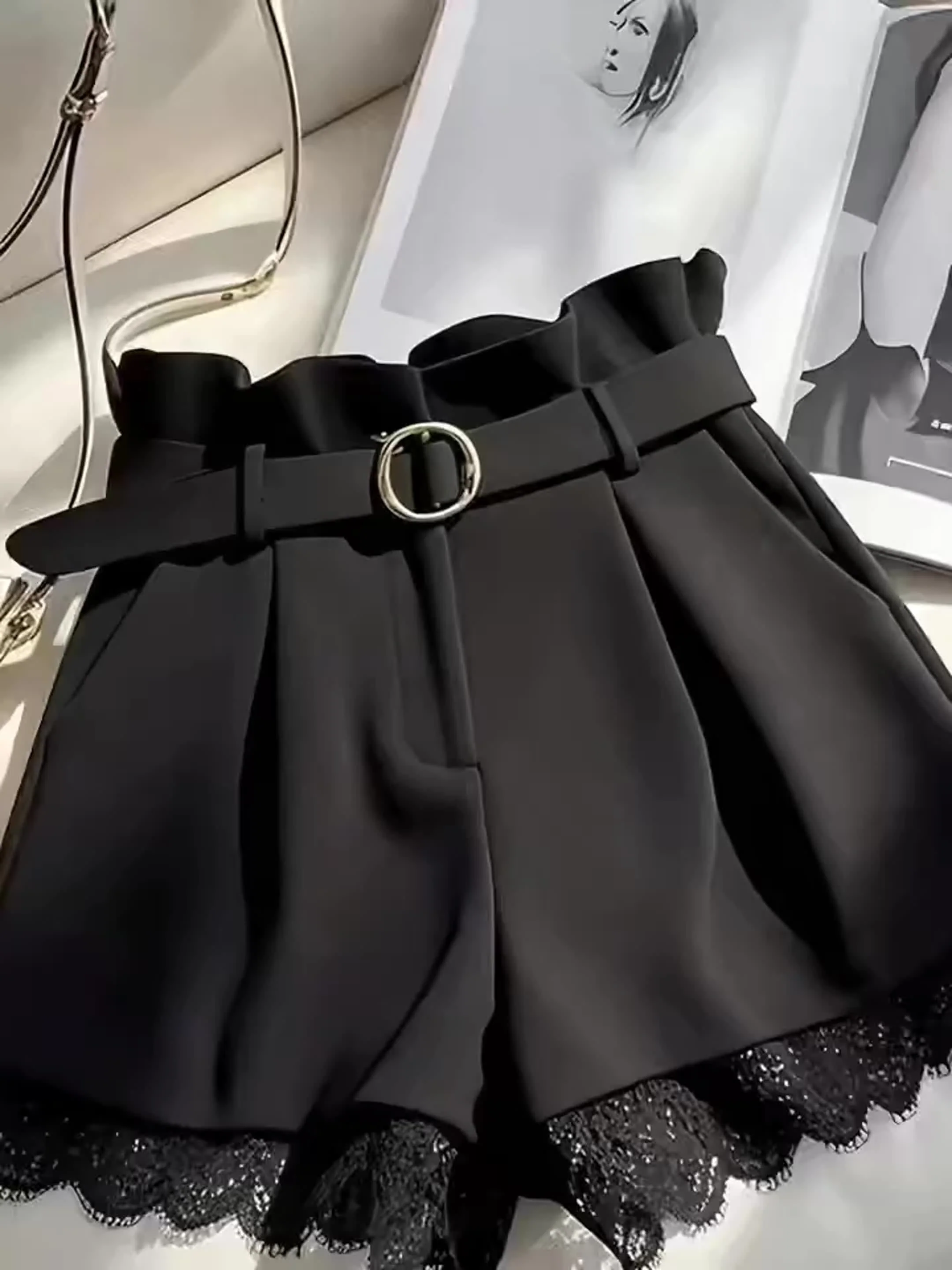 Damen High-Waist Paperbag Shorts mit Gürtel und Spitzenbesatz – Modisch für Alltag und besondere Anlässe - Image 6