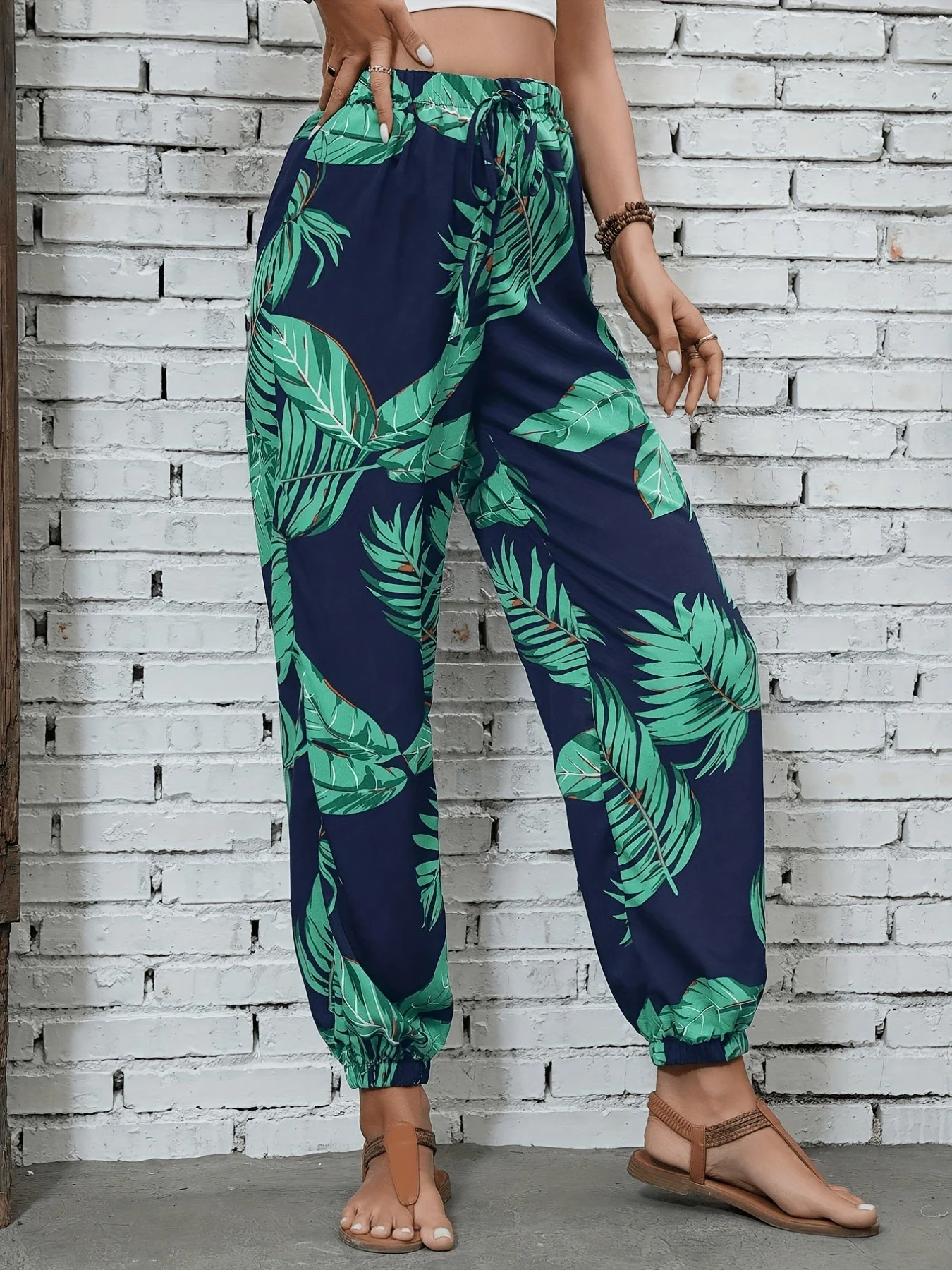 Damen Jogginghose im tropischen Urlaubsstil mit Pflanzenmuster – Perfekt für Frühling und Sommer - Image 3