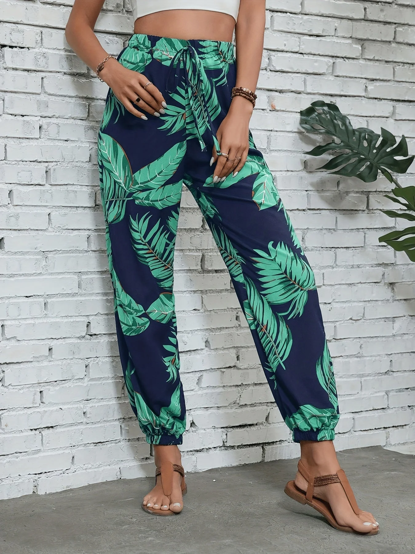 Damen Jogginghose im tropischen Urlaubsstil mit Pflanzenmuster – Perfekt für Frühling und Sommer - Image 4