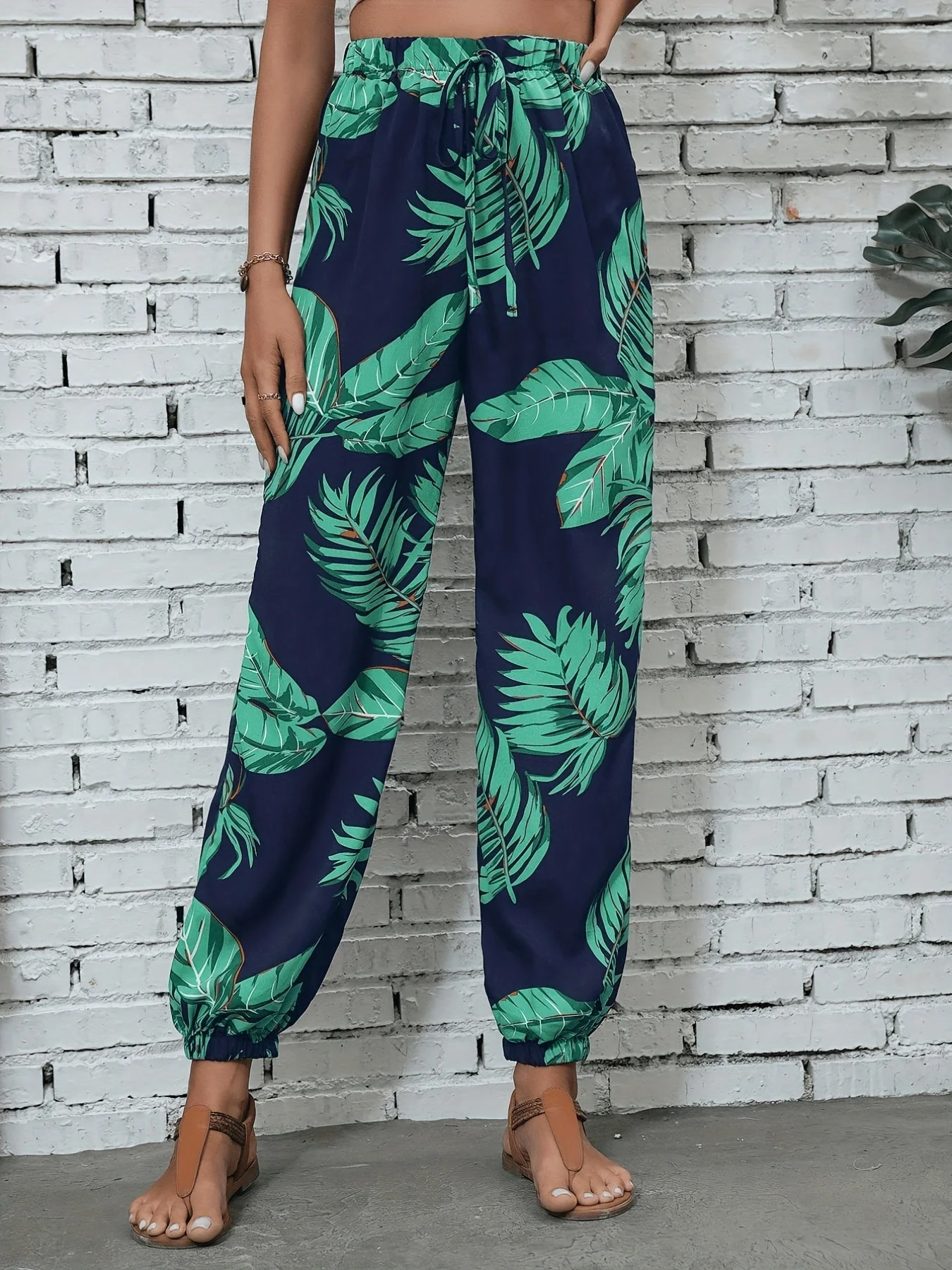 Damen Jogginghose im tropischen Urlaubsstil mit Pflanzenmuster – Perfekt für Frühling und Sommer - Image 6