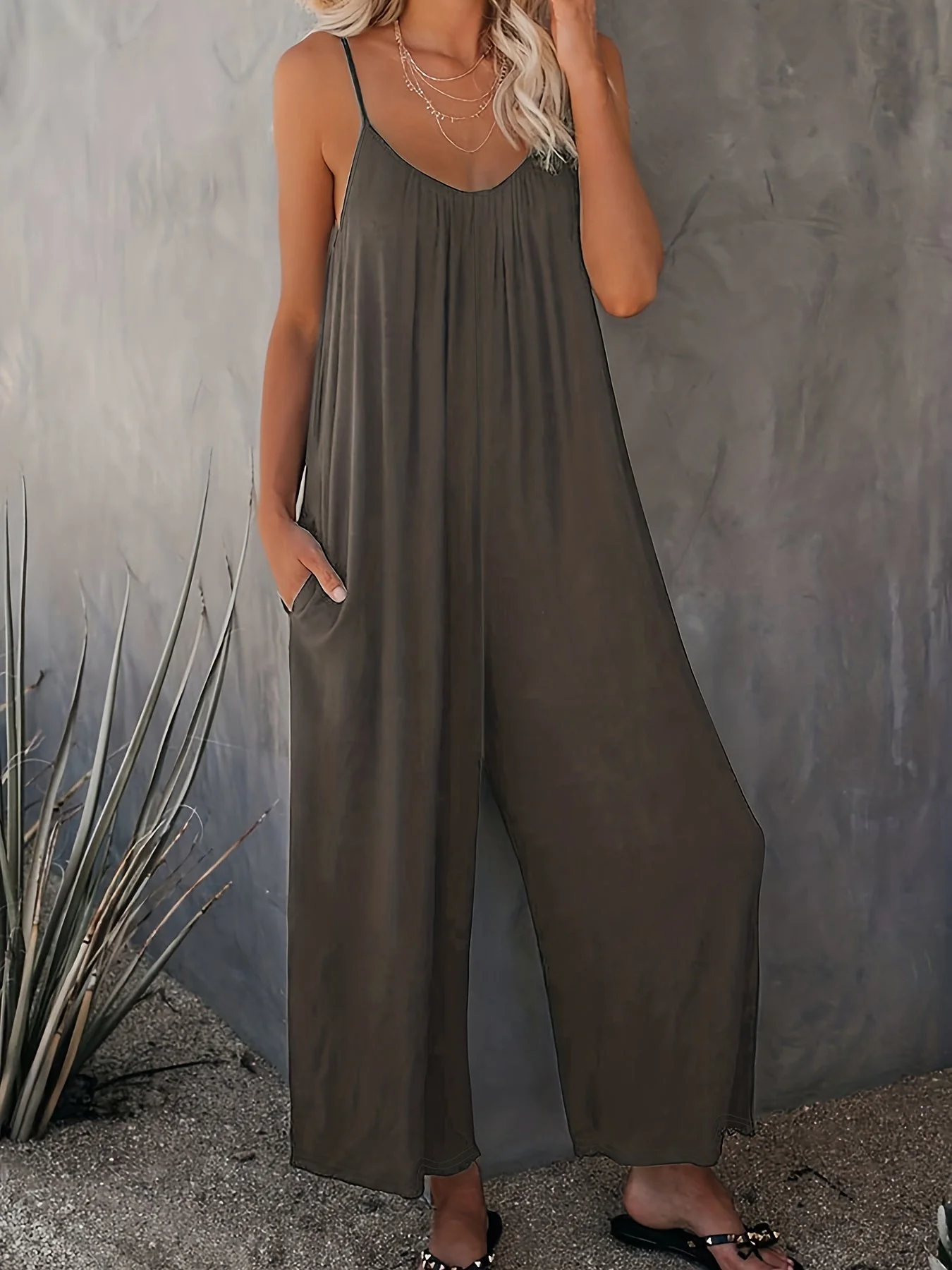 Damen Jumpsuit mit Spaghettiträgern und weitem Bein – Lässiger Einteiler für Frühling und Sommer