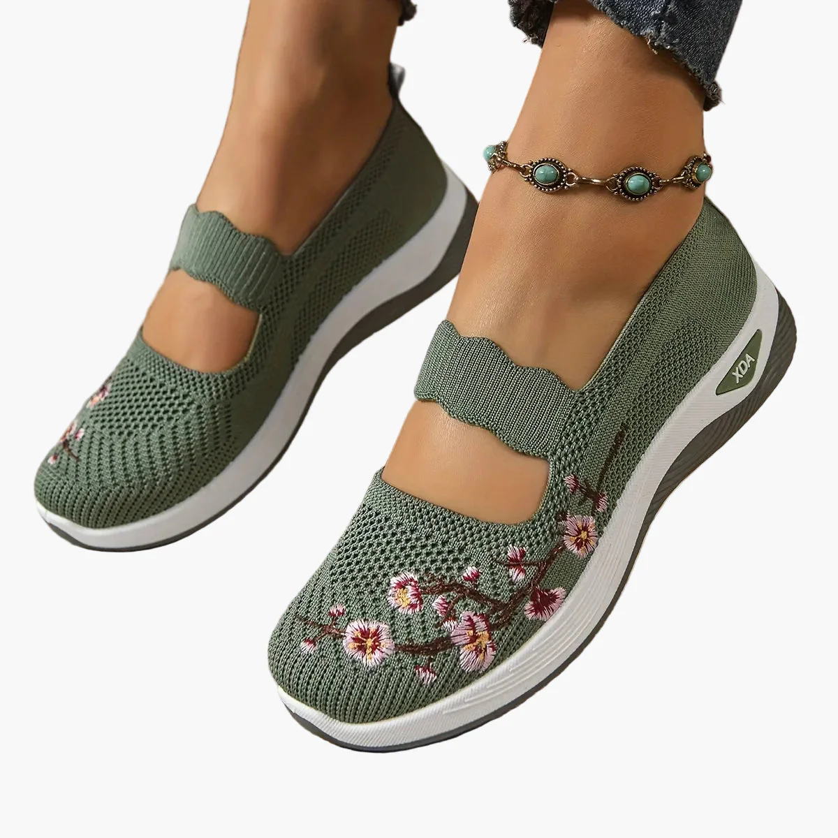 Damen Komfort-Slipper mit Stickerei und Keilabsatz – Freizeit und Alltag