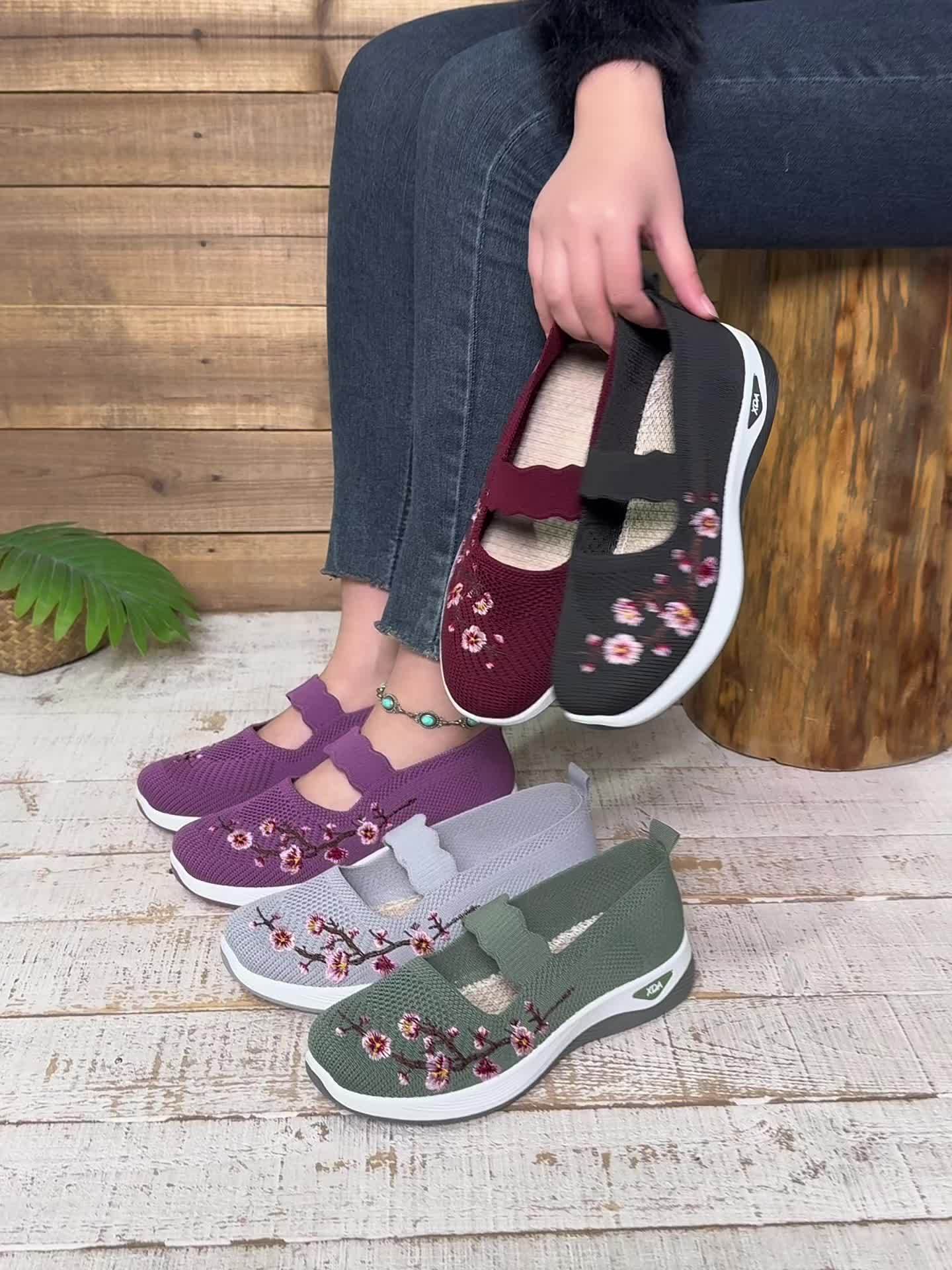 Damen Komfort-Slipper mit Stickerei und Keilabsatz – Freizeit und Alltag - Image 11