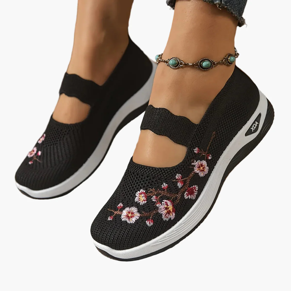Damen Komfort-Slipper mit Stickerei und Keilabsatz – Freizeit und Alltag - Image 2