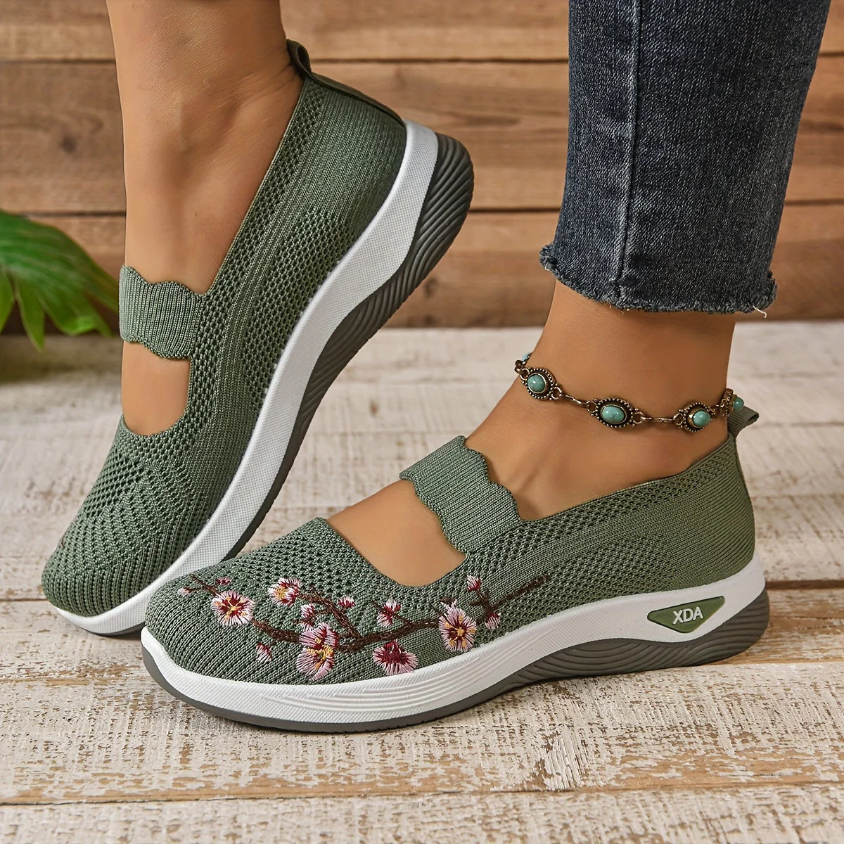 Damen Komfort-Slipper mit Stickerei und Keilabsatz – Freizeit und Alltag - Image 8