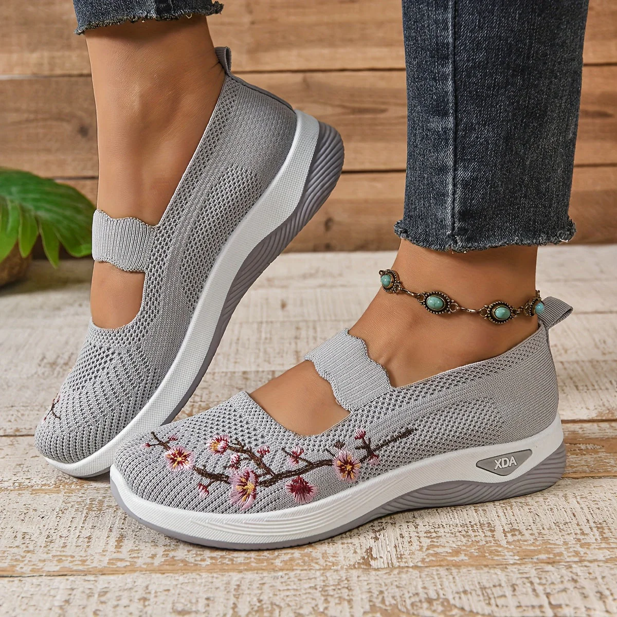 Damen Komfort-Slipper mit Stickerei und Keilabsatz – Freizeit und Alltag - Image 9