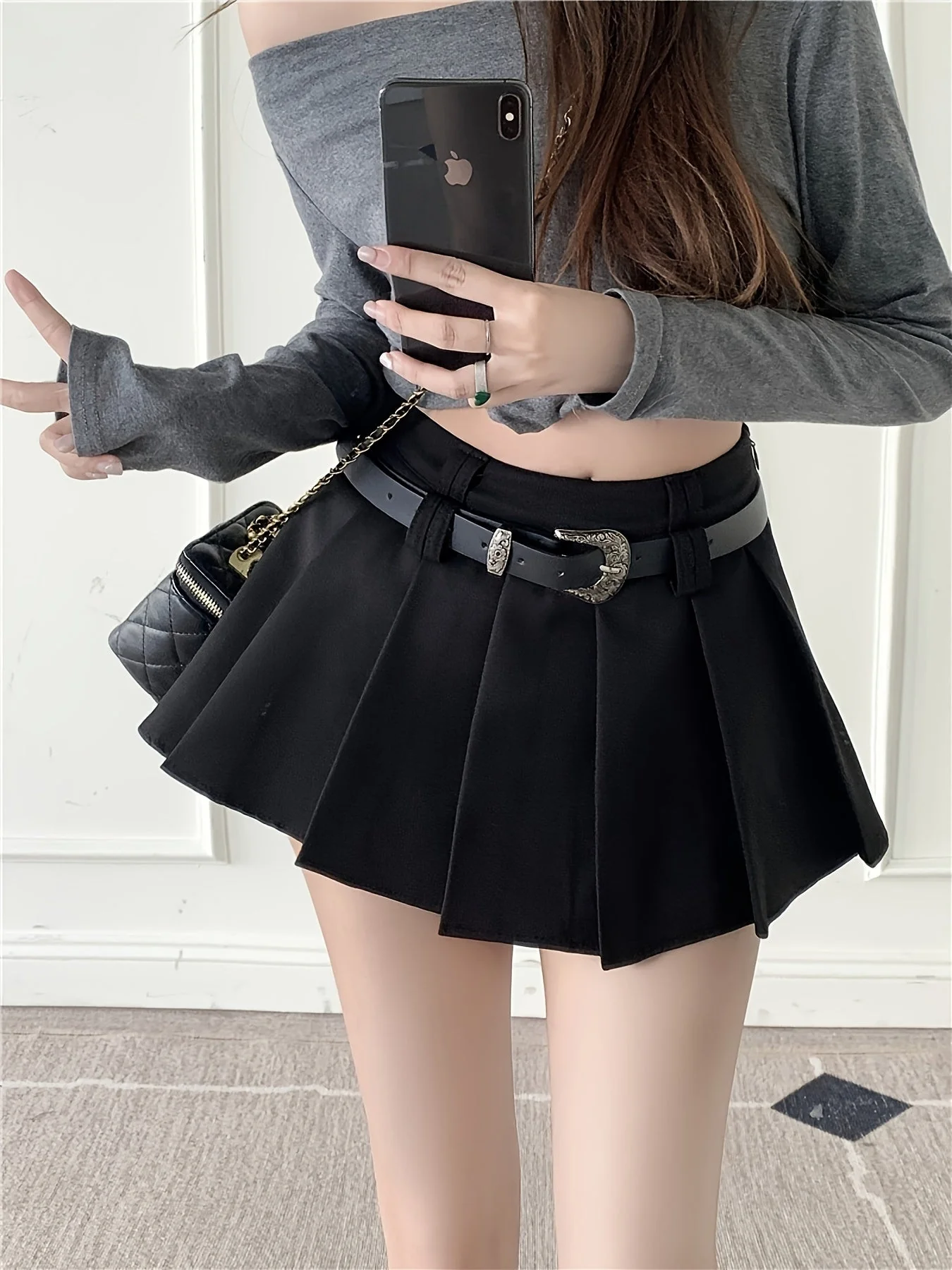 Damen Mini Faltenrock mit Gürtel und Sexy Crop Oberteil – Modischer Streetwear Look für Alltag und Ausgehen - Image 10