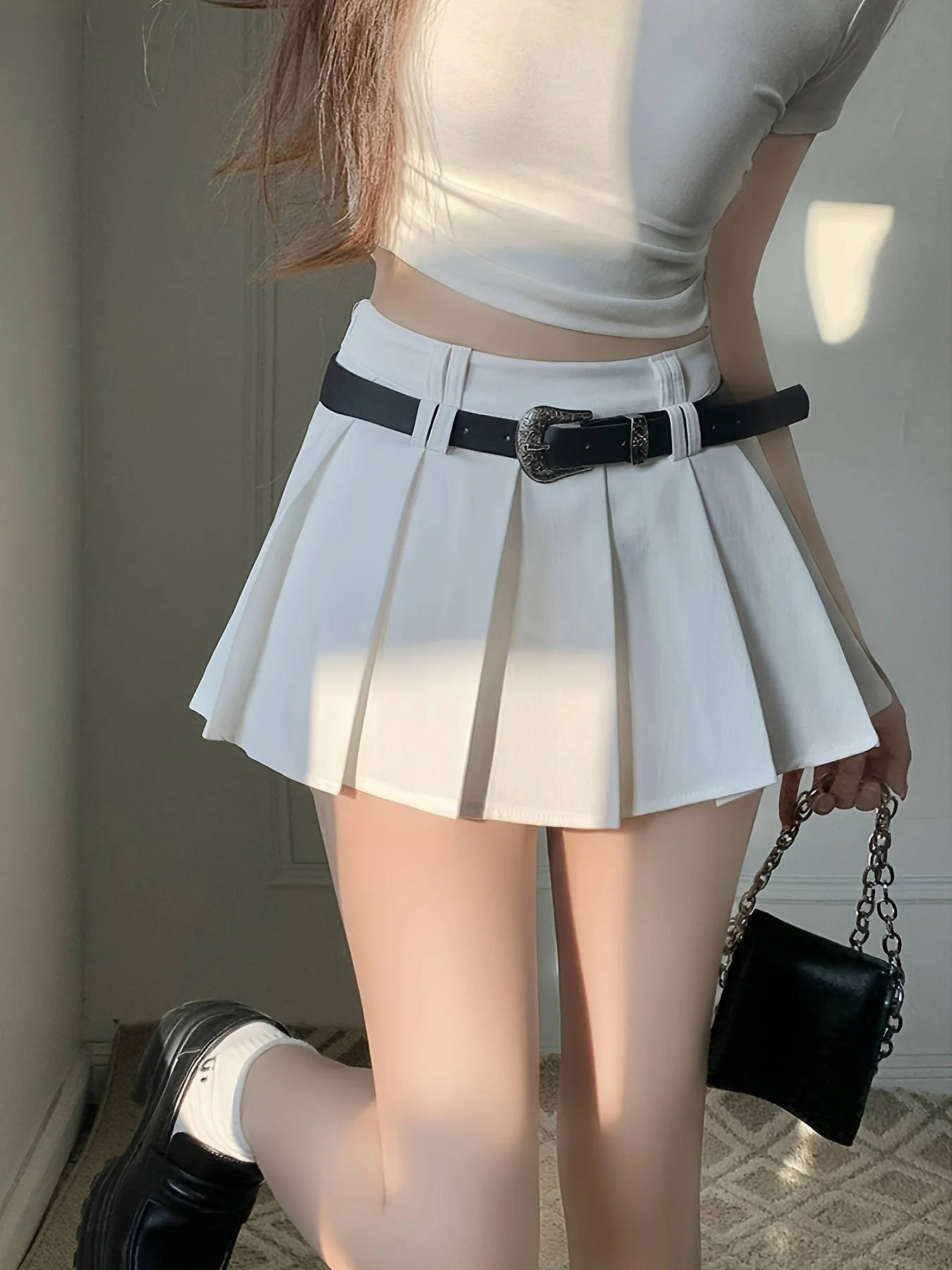 Damen Mini Faltenrock mit Gürtel und Sexy Crop Oberteil – Modischer Streetwear Look für Alltag und Ausgehen - Image 3