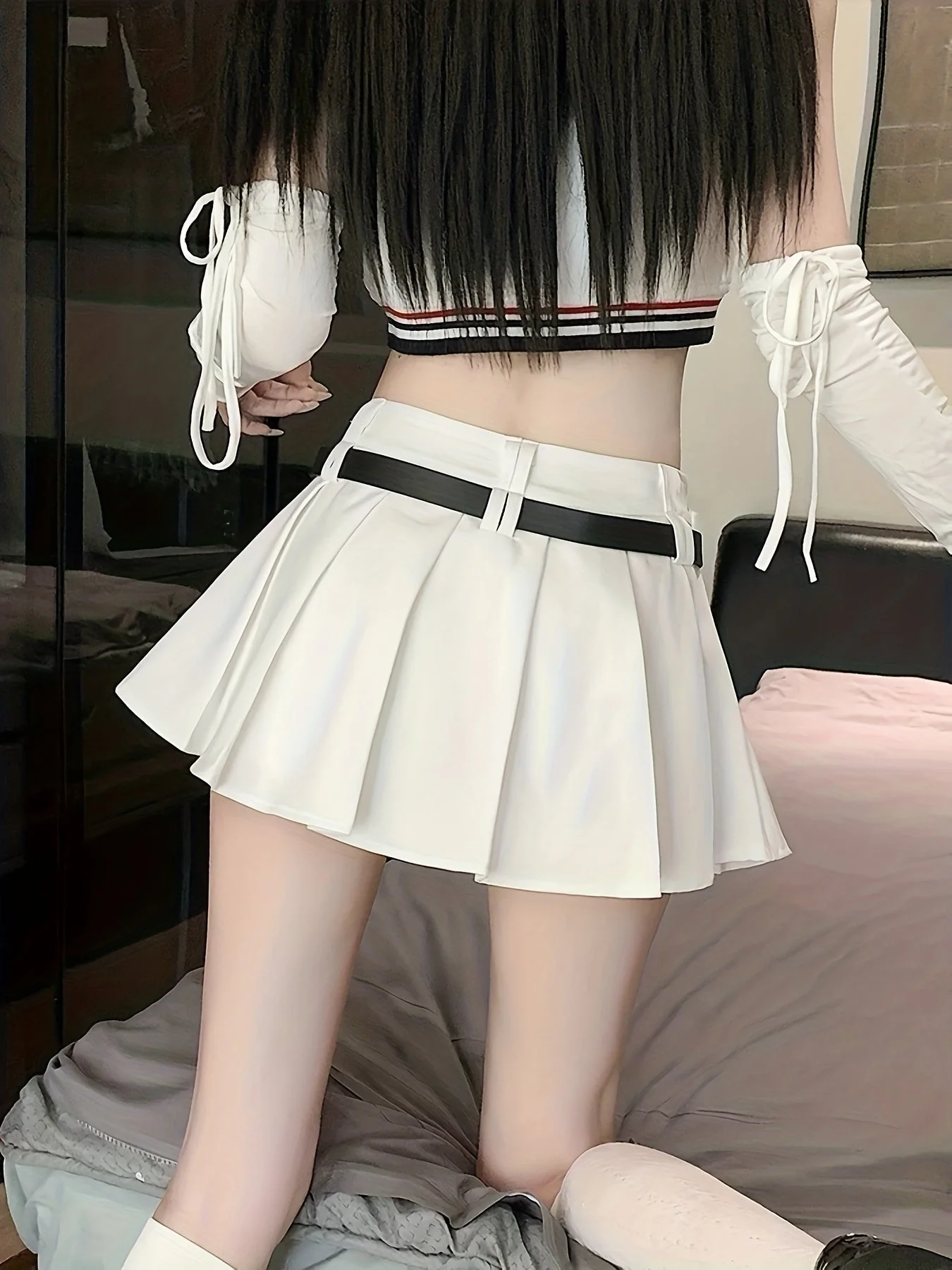 Damen Mini Faltenrock mit Gürtel und Sexy Crop Oberteil – Modischer Streetwear Look für Alltag und Ausgehen - Image 5