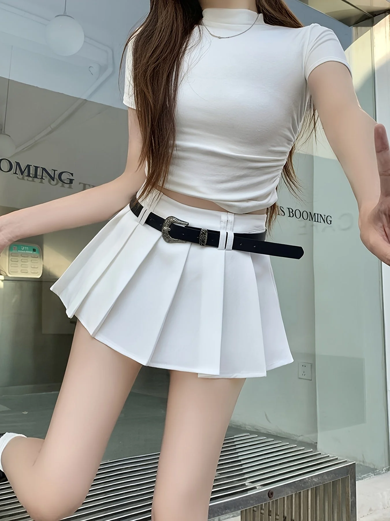 Damen Mini Faltenrock mit Gürtel und Sexy Crop Oberteil – Modischer Streetwear Look für Alltag und Ausgehen - Image 8