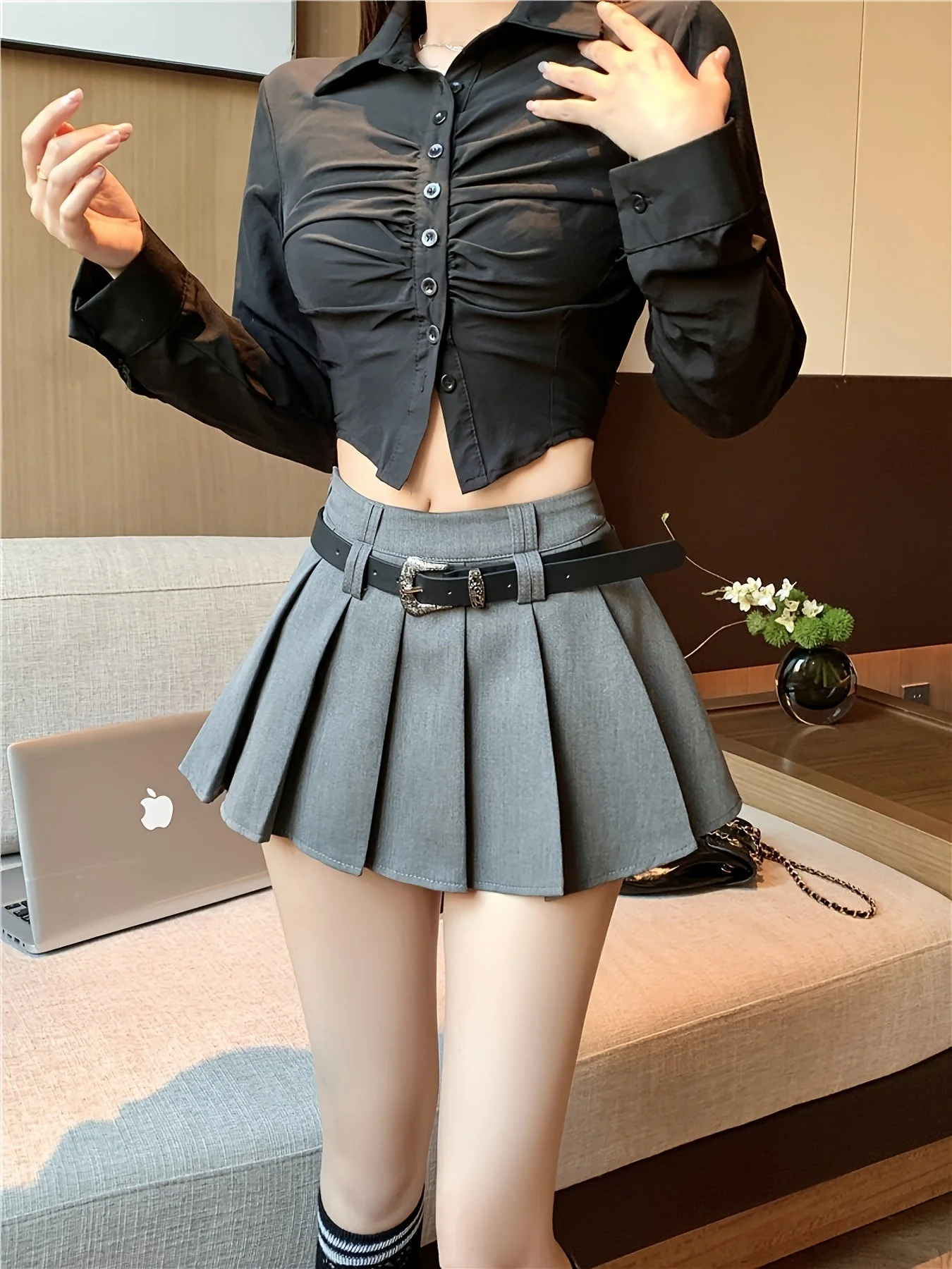 Damen Mini Faltenrock mit Gürtel und Sexy Crop Oberteil – Modischer Streetwear Look für Alltag und Ausgehen - Image 9
