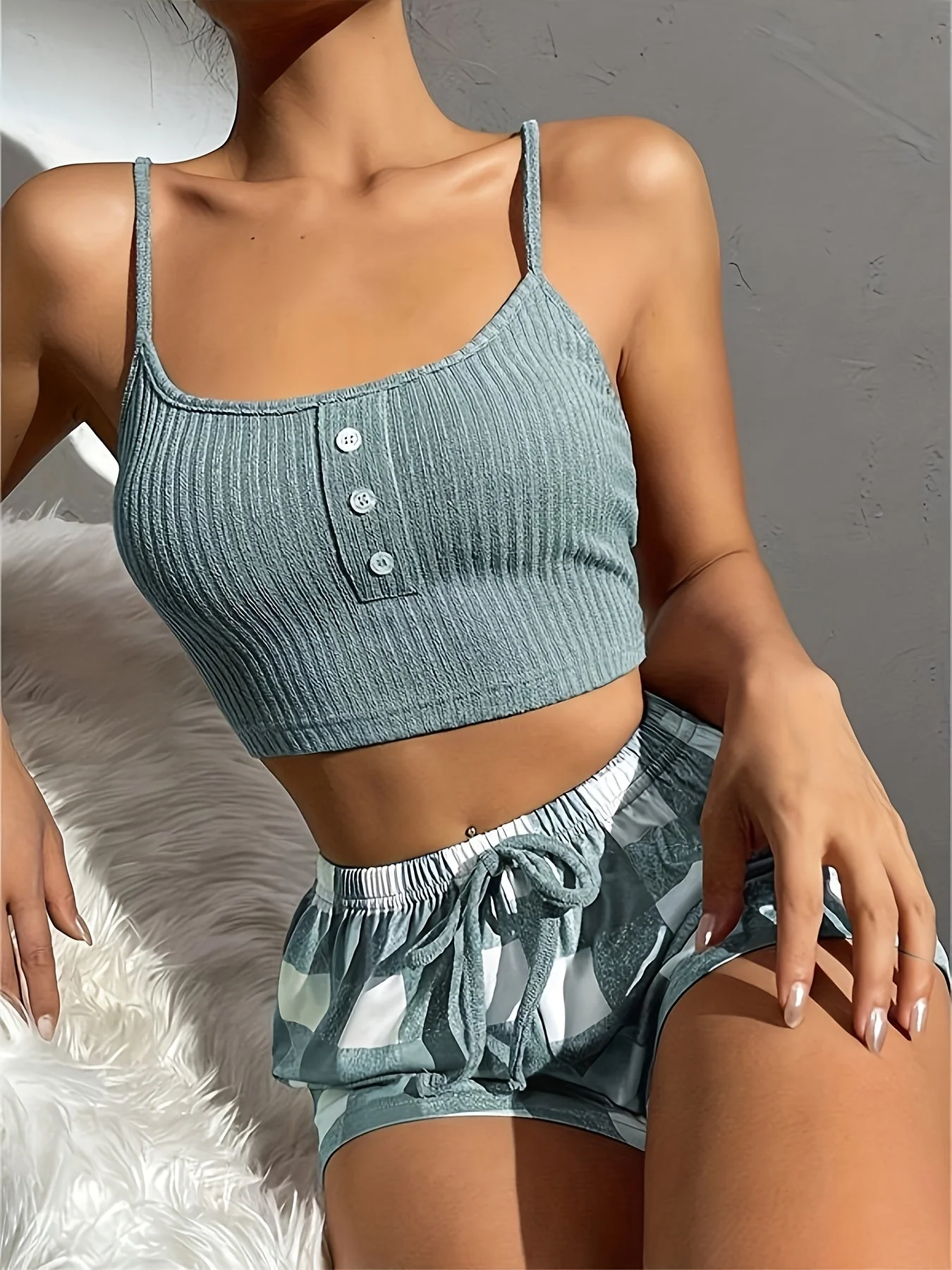 Damen Pyjama Set mit Spaghettiträgern und Shorts, Casual Sommer Loungewear - Image 2
