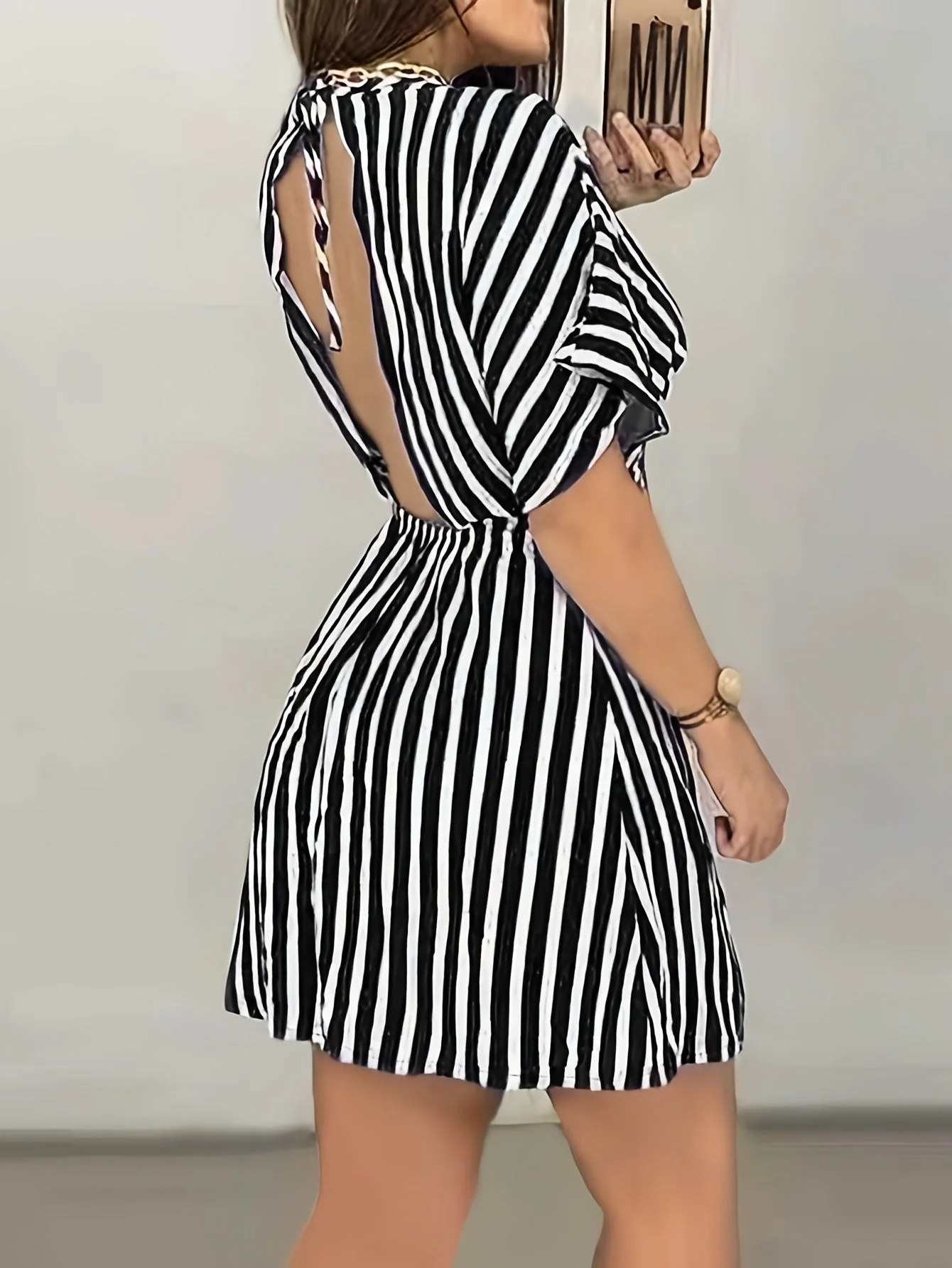 Damen Sexy Rückenfreies Streifen Minikleid für Frühling und Sommer – Elegantes Freizeitkleid mit V-Ausschnitt