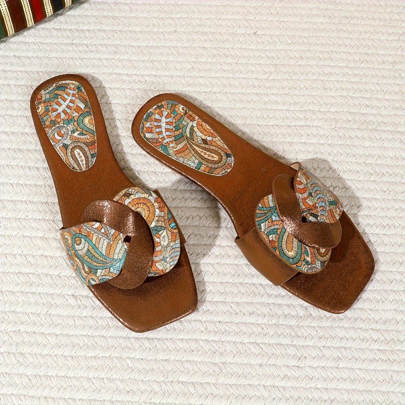 Damen Slipper mit Paisley-Muster und modernem Design – Stilvolle Sommerschuhe für Alltag und Freizeit