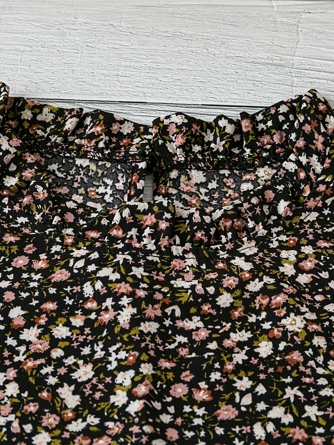 Damen Sommer-Blusenshirt mit Blumenmuster und Rüschenärmeln – Lässige Eleganz für Alltag und Urlaub - Image 3
