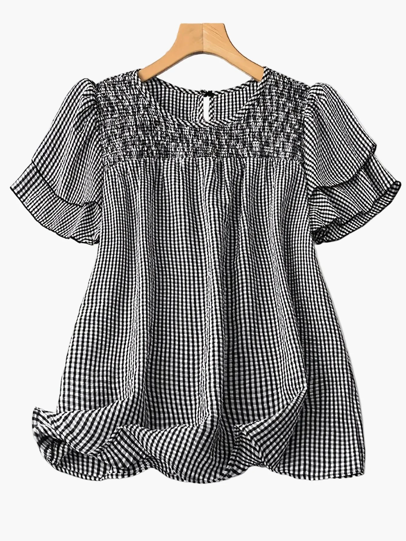 Damen Sommer Freizeit Outfit – Kariertes Oberteil mit Jeansshorts und Sneakern – Perfekt für Garten & Alltag - Image 2