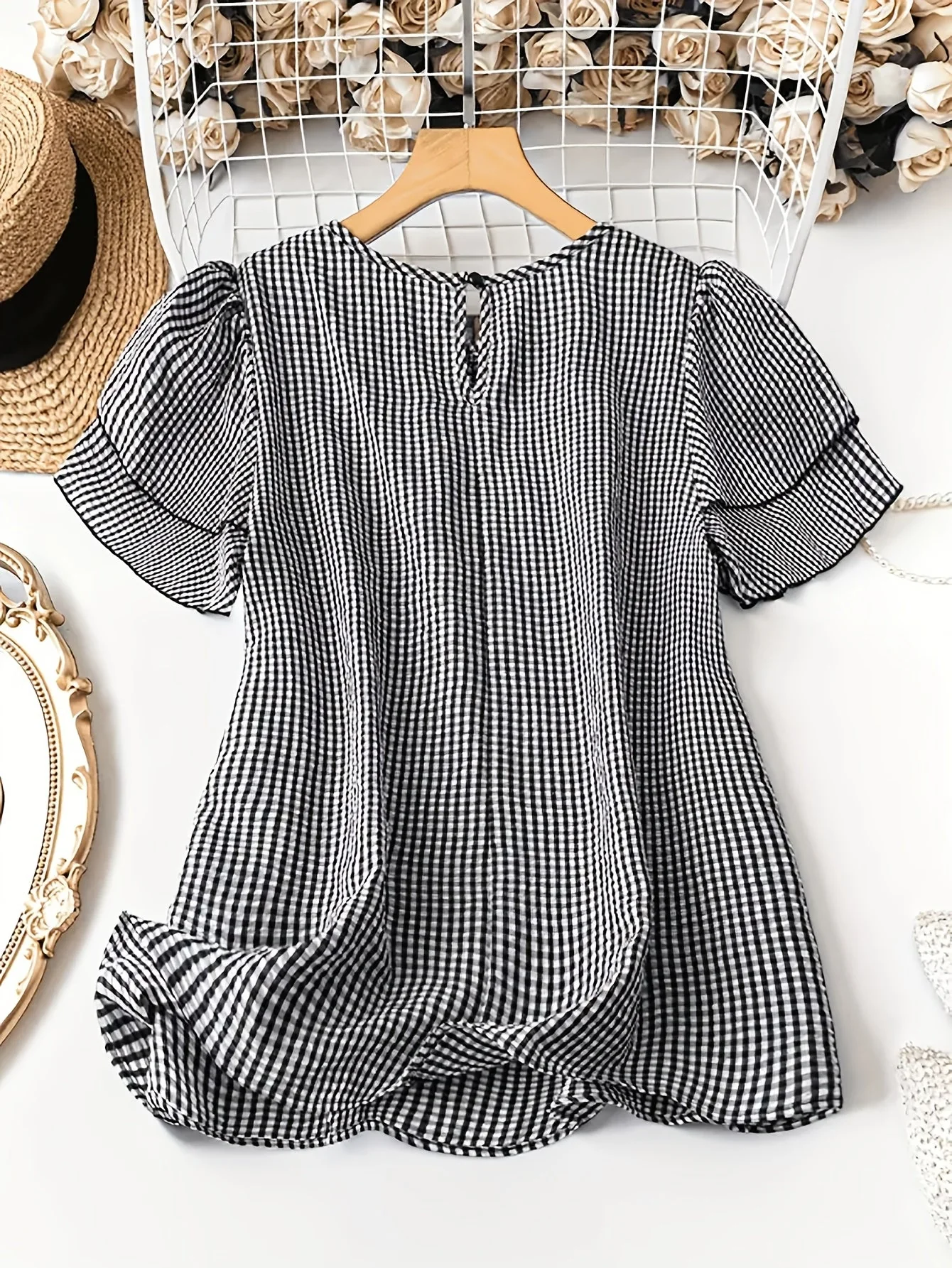 Damen Sommer Freizeit Outfit – Kariertes Oberteil mit Jeansshorts und Sneakern – Perfekt für Garten & Alltag - Image 3