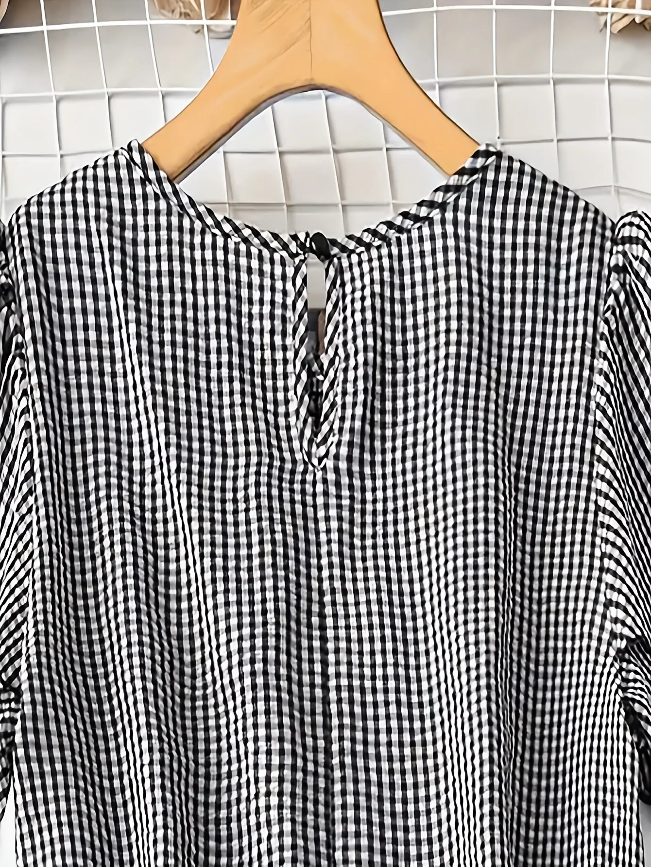 Damen Sommer Freizeit Outfit – Kariertes Oberteil mit Jeansshorts und Sneakern – Perfekt für Garten & Alltag - Image 4