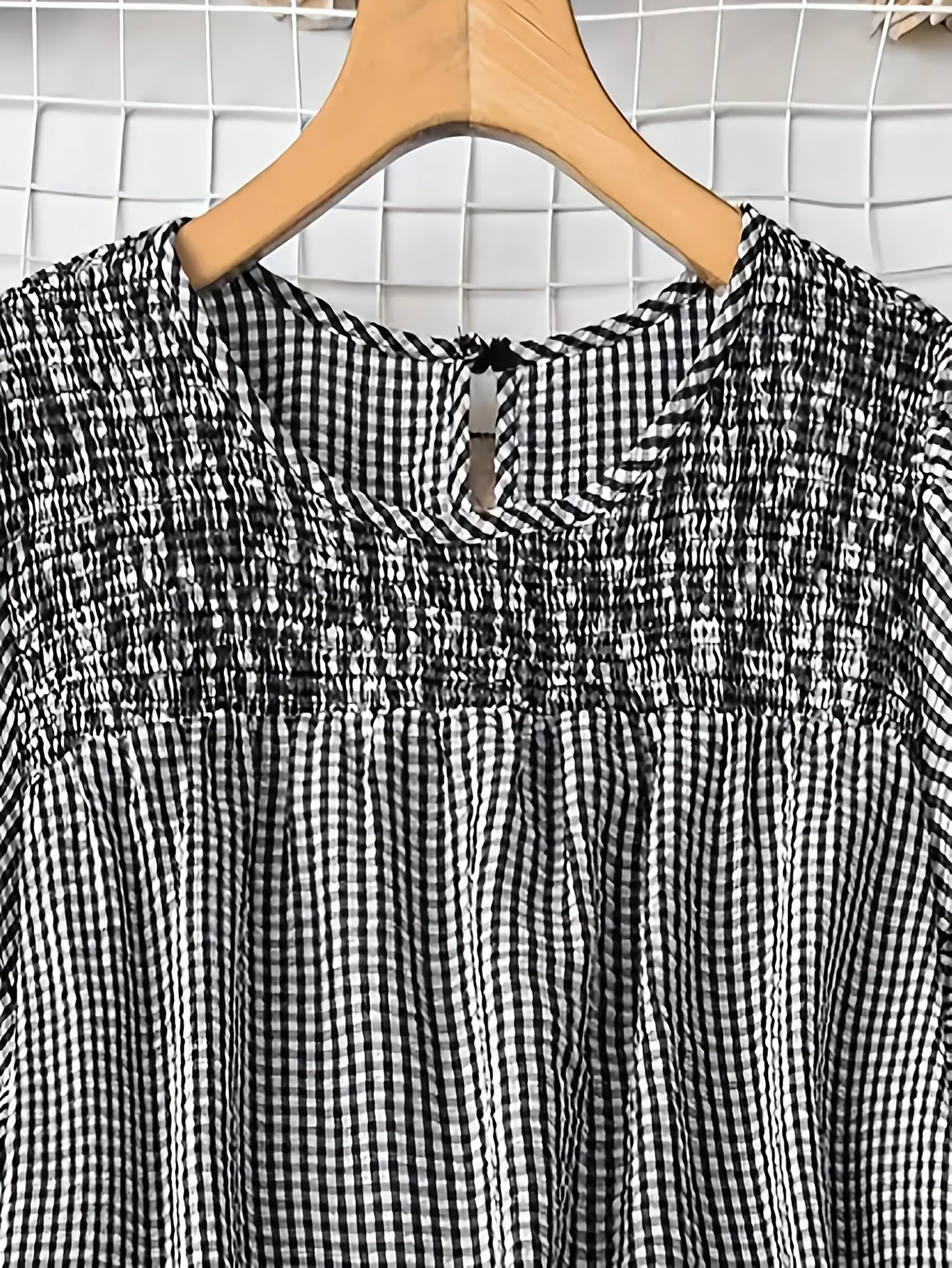 Damen Sommer Freizeit Outfit – Kariertes Oberteil mit Jeansshorts und Sneakern – Perfekt für Garten & Alltag - Image 5