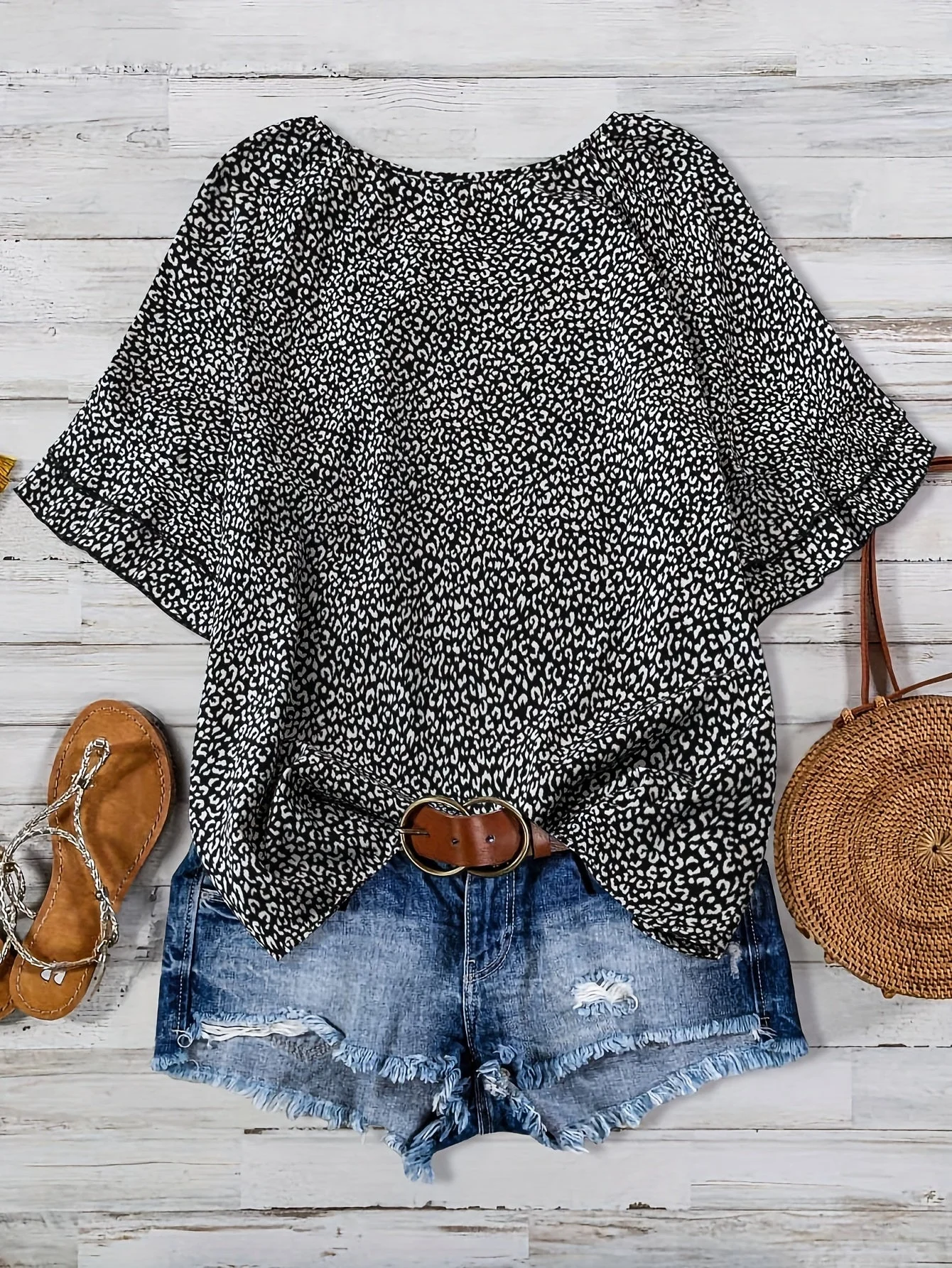 Damen Sommer Freizeitset mit Leopardenmuster – Lässiges Oberteil, Jeansshorts und Accessoires, ideal für Urlaub und Alltag - Image 4