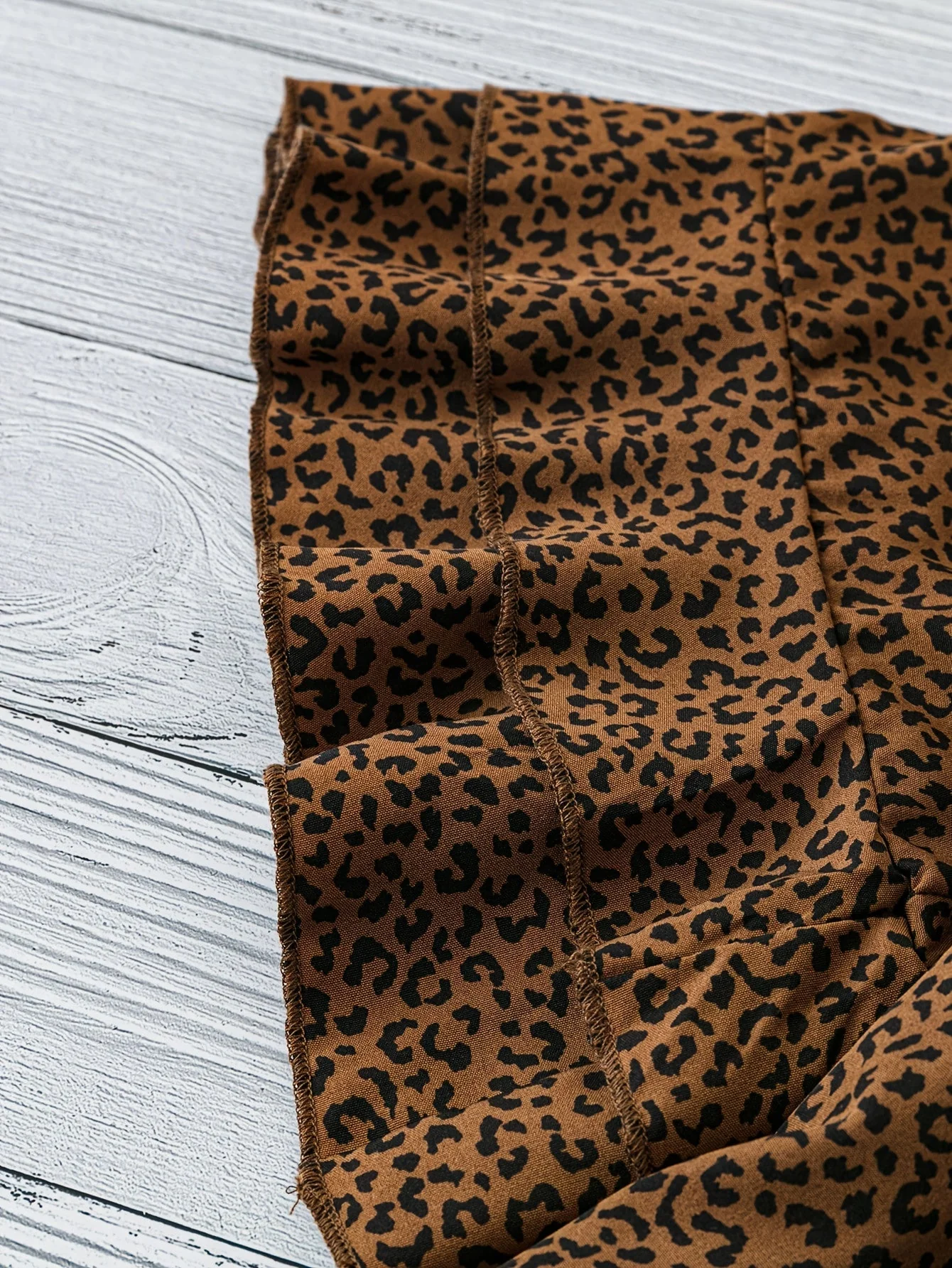 Damen Sommer Freizeitset mit Leopardenmuster – Lässiges Oberteil, Jeansshorts und Accessoires, ideal für Urlaub und Alltag - Image 7